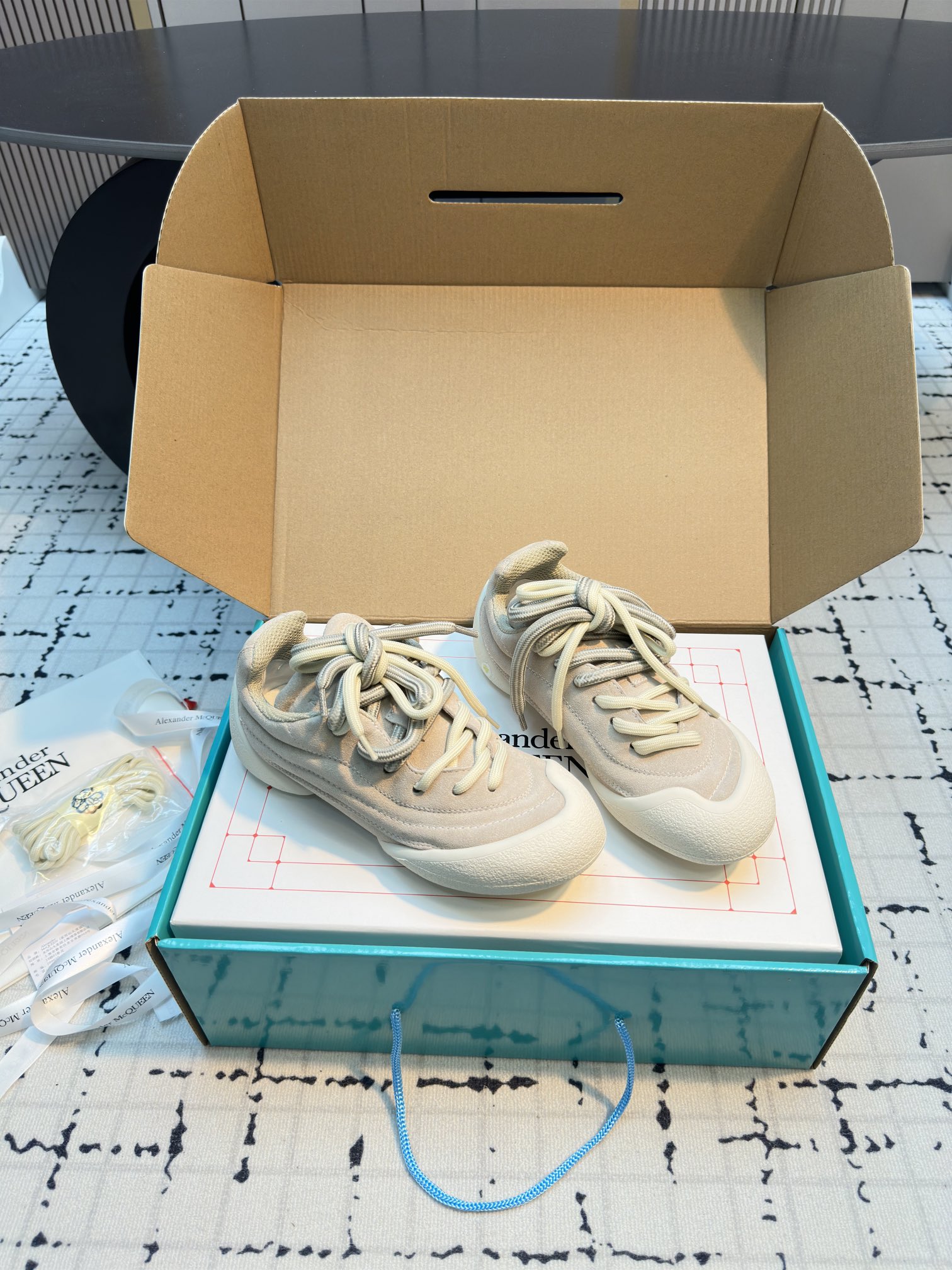 Alexander McQueen Flexion Off White Leather Low-Top Sneakers 6 i1729769902 1672 4