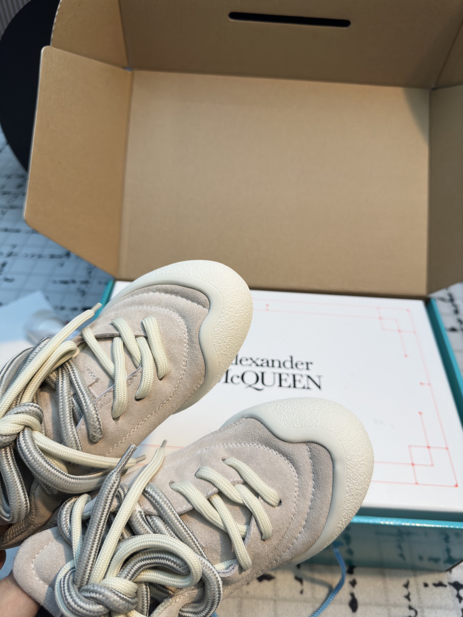 Alexander McQueen Flexion Off White Leather Low-Top Sneakers 10 i1729769902 3385 1