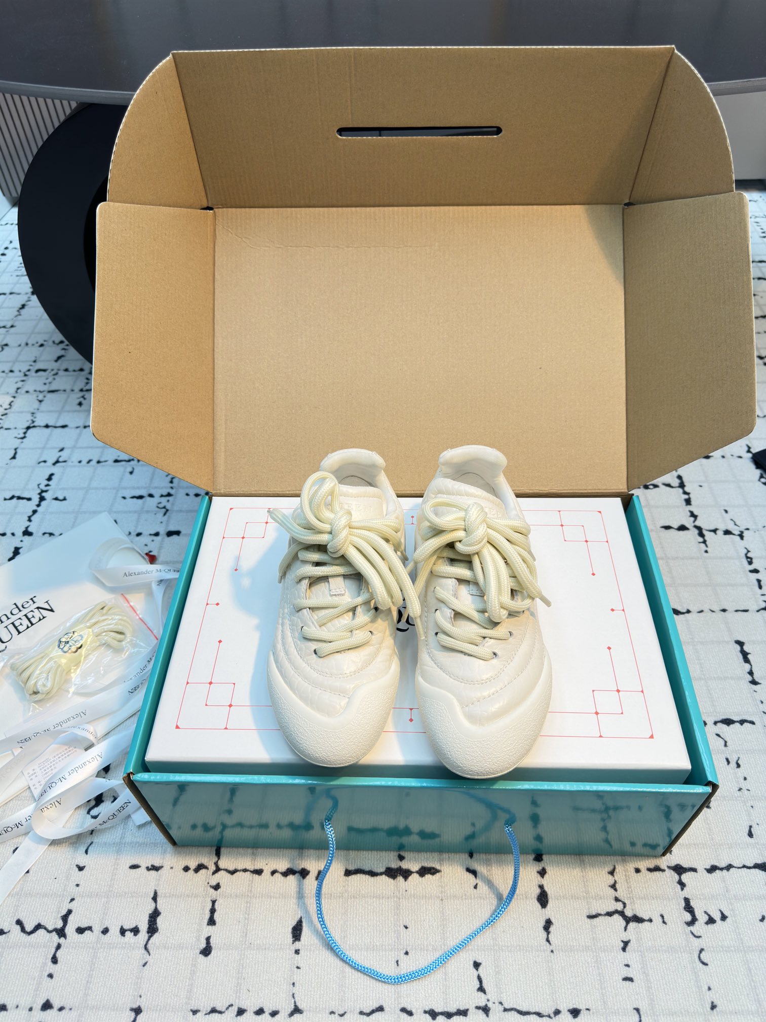 Alexander McQueen Flexion Off White Leather Low-Top Sneakers 3 i1729769902 5988 0