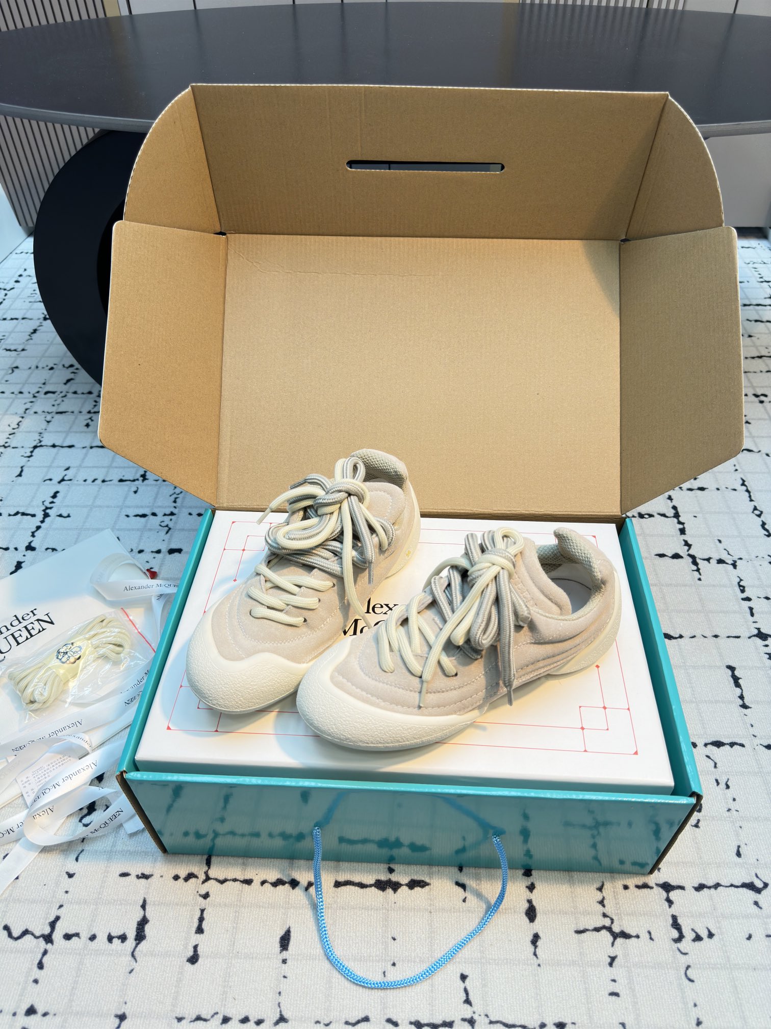 Alexander McQueen Flexion Off White Leather Low-Top Sneakers 7 i1729769902 6961 2