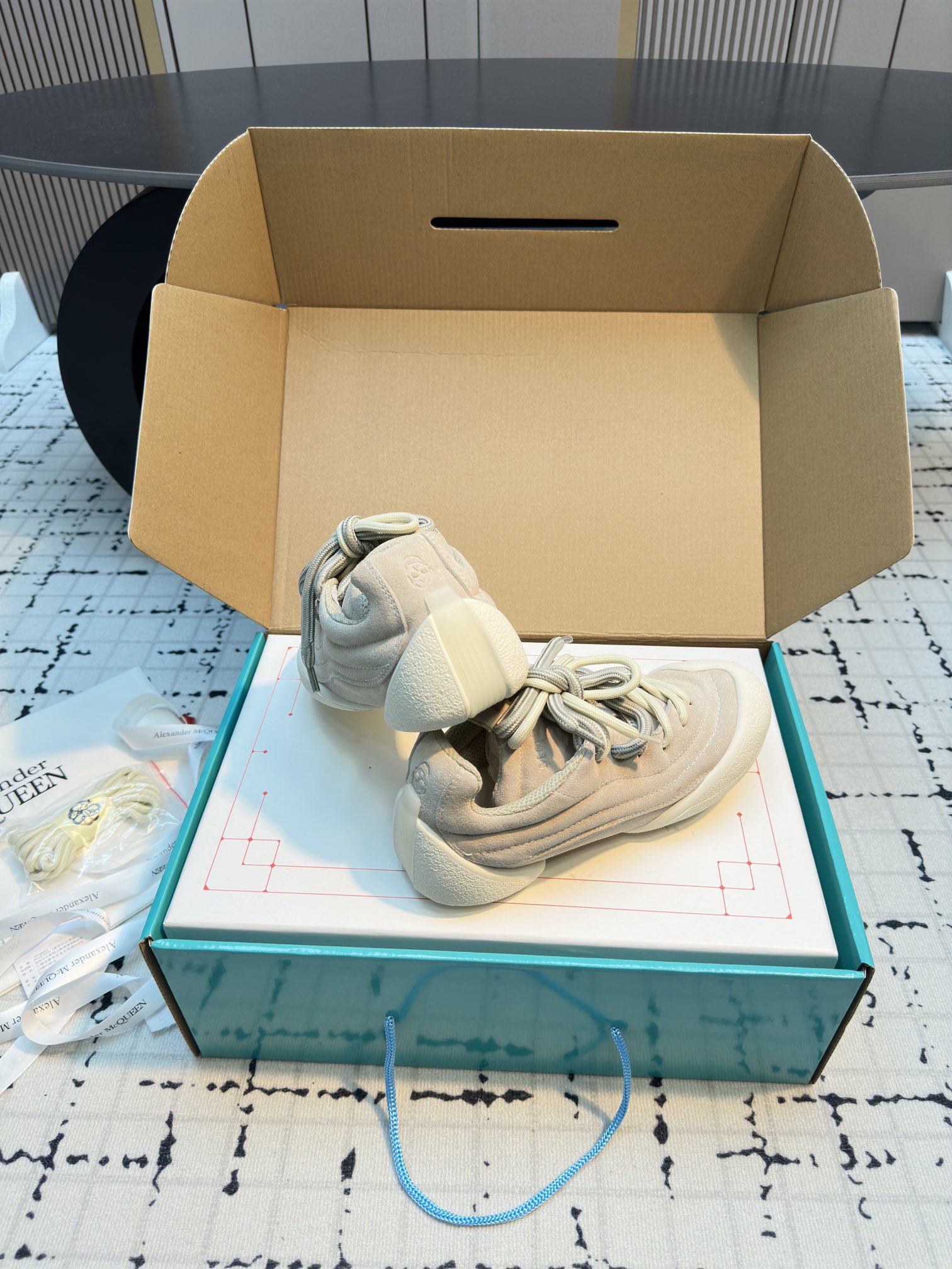 Alexander McQueen Flexion Off White Leather Low-Top Sneakers 8 i1729769903 4897 5