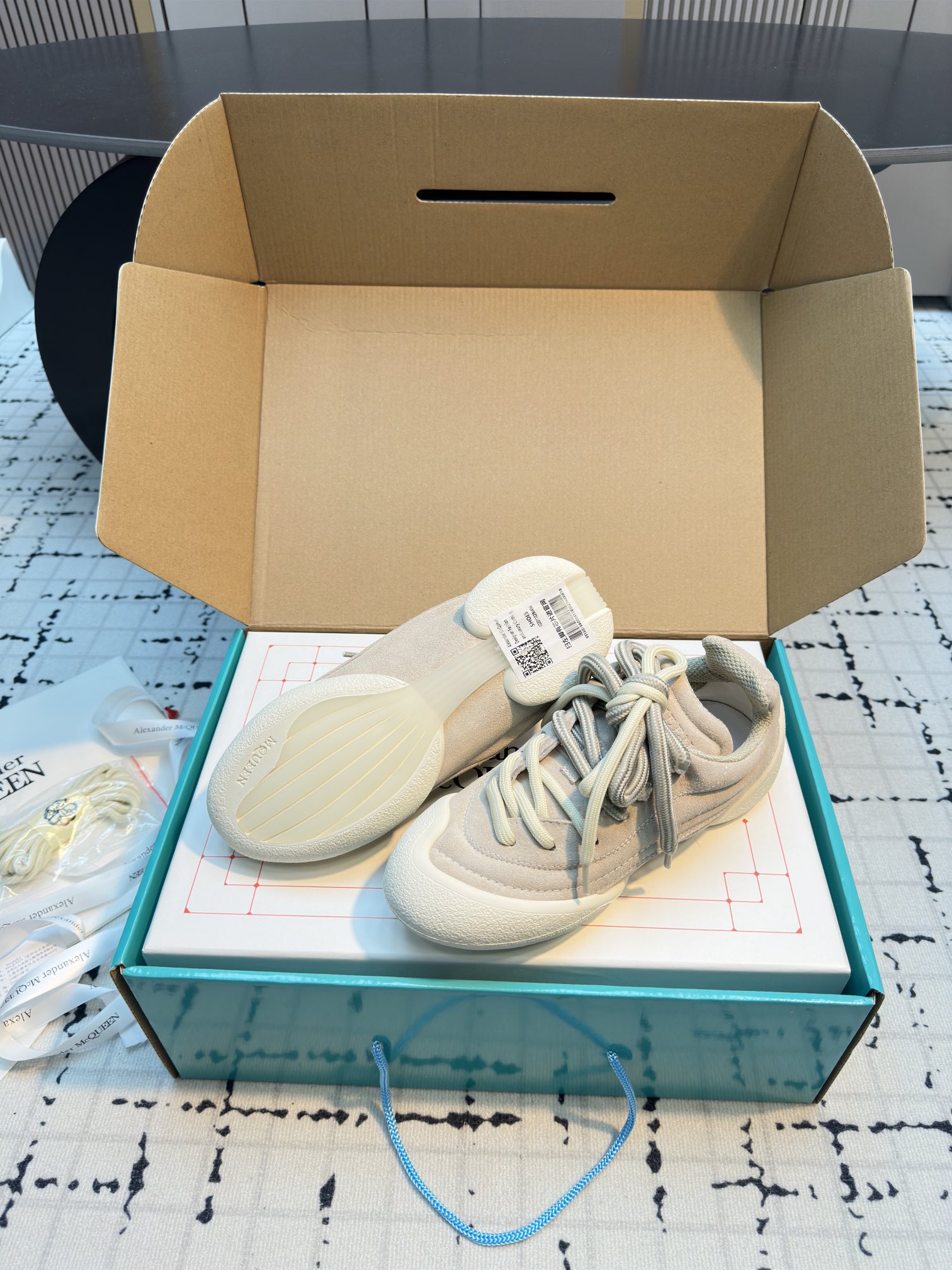 Alexander McQueen Flexion Off White Leather Low-Top Sneakers 9 i1729769903 812 8