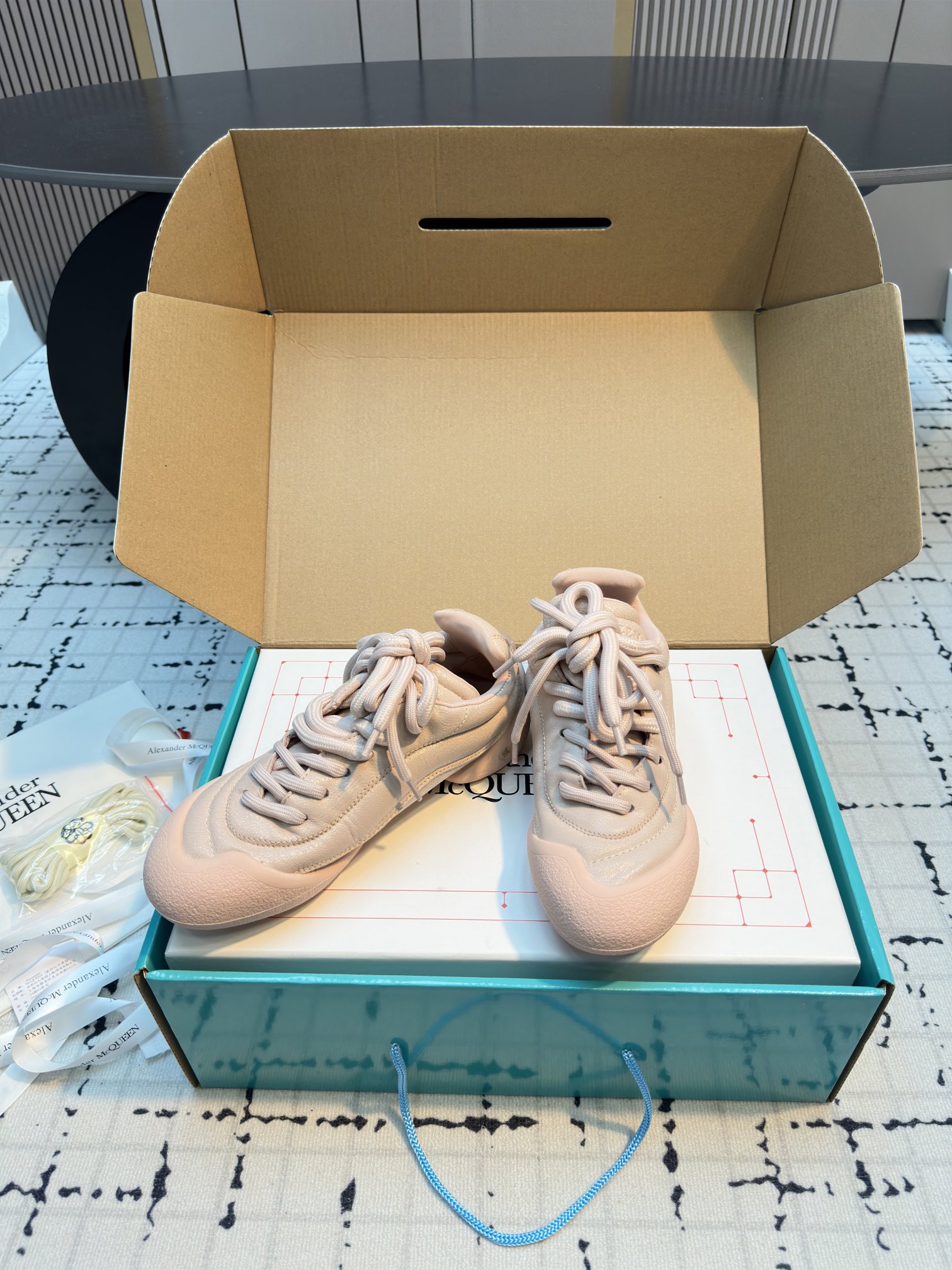 Alexander McQueen Flexion Off White Leather Low-Top Sneakers 5 i1729769999 1179 4