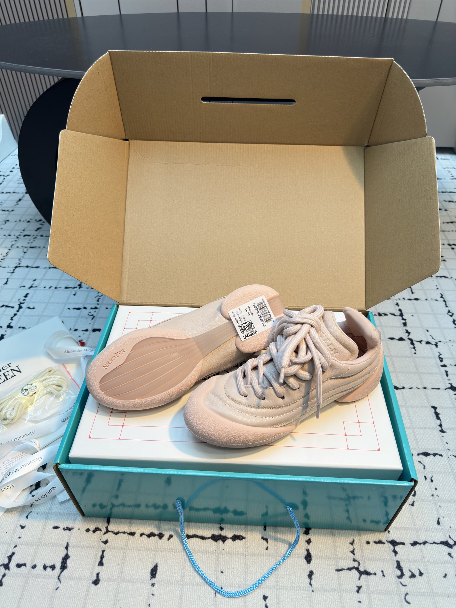Alexander McQueen Flexion Off White Leather Low-Top Sneakers 8 i1729769999 7382 1