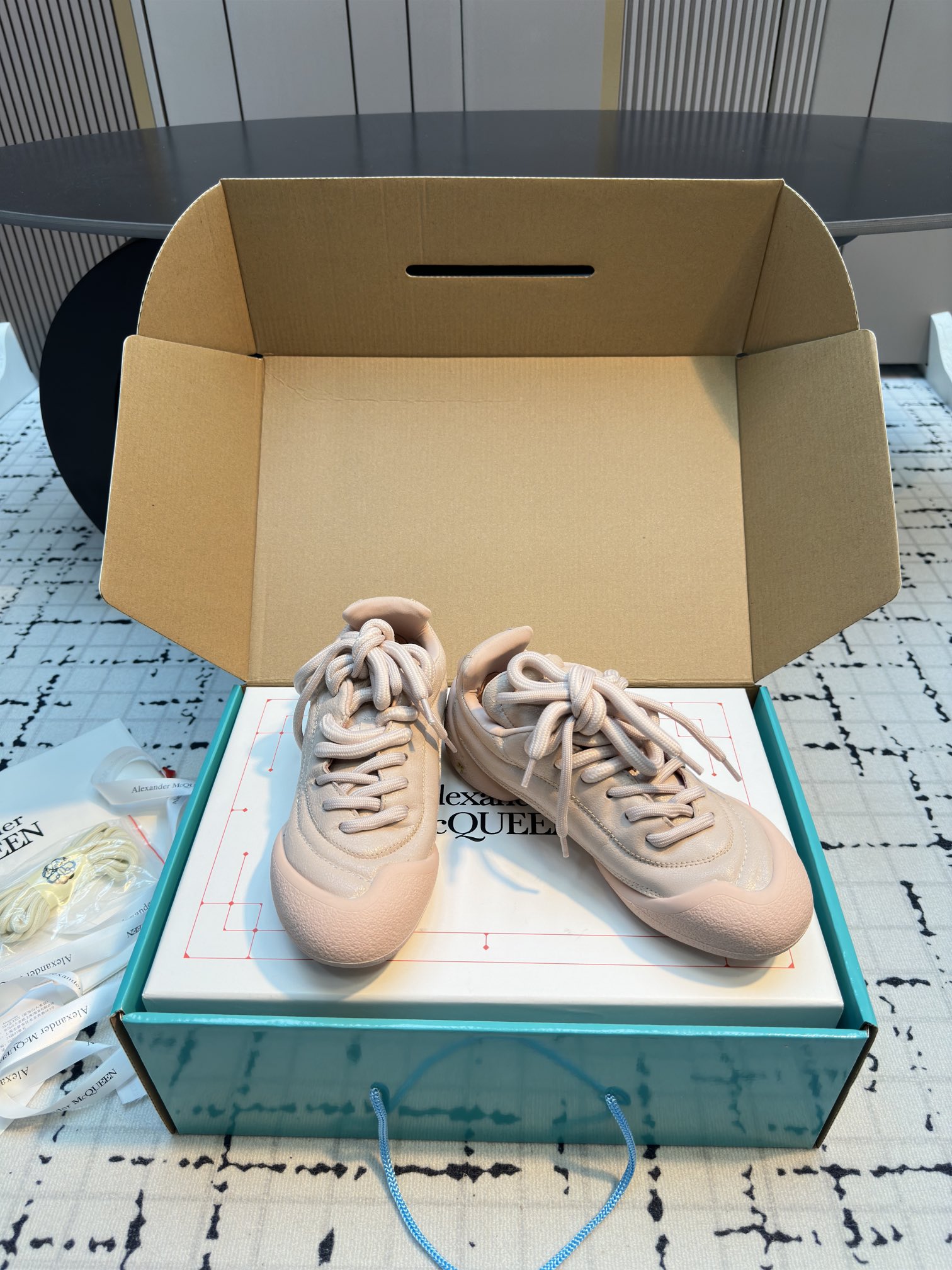 Alexander McQueen Flexion Off White Leather Low-Top Sneakers 6 i1729769999 9596 0