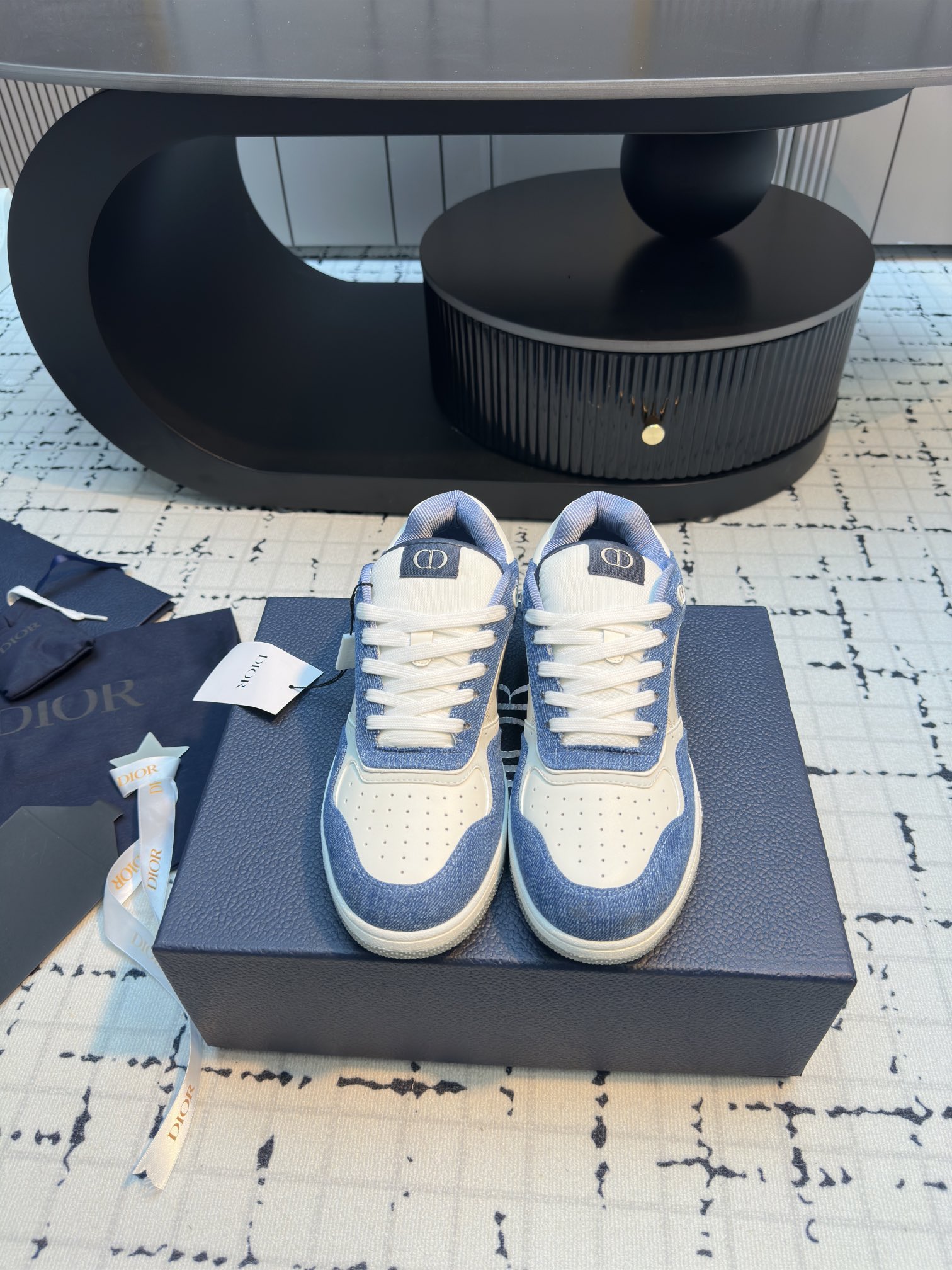 NO:462187,The same style for men and women couples *||Classic B27 presbyopia low-top casual sports shoes D home B27 is very classic ~ very classic ~ but in a few years ~ it will never go out of time ~ Dior presbyopia gray-white color scheme is really high-end ~ N times better on the feet than the real one ~ the foot feel is very good ~ very modified leg shape ~ make the legs look longer and slim ~ super simple and versatile ~ the same style for men and women couples all year round versatile shoes king , the upper exclusive original 1:1 custom imported calf plain mesh cloth electric embroidery 3D printing imported inner breathable mesh cloth outsole exclusive original 1:1 open mold TPU outsole women 35/40 (40 custom made no return or exchange) Men's 40/45 (45 custom made no return or exchange), casual shoes/sports, dior, dior, sneakers19860909男女情侣同款 *||经典B27老花低帮休闲运动板鞋 D家B27很经典～很经典～但再过几年～也永不过时～Dior老花纹灰白配色真的很高级～上脚要比实物好看N倍～脚感非常好～非常修饰腿型～显腿长又显瘦～超级简约百搭～一年四季男女情侣同款百搭鞋王 鞋面独家原版1:1订制进口小牛平纹网布电绣3D打印 内里进口透气网布 大底独家原版1:1开模TPU大底 女款35/40（40定做不退不换） 男款40/45（45定做不退不换）,休闲鞋/运动鞋,dior,dior,sneakers,Women's Shoes