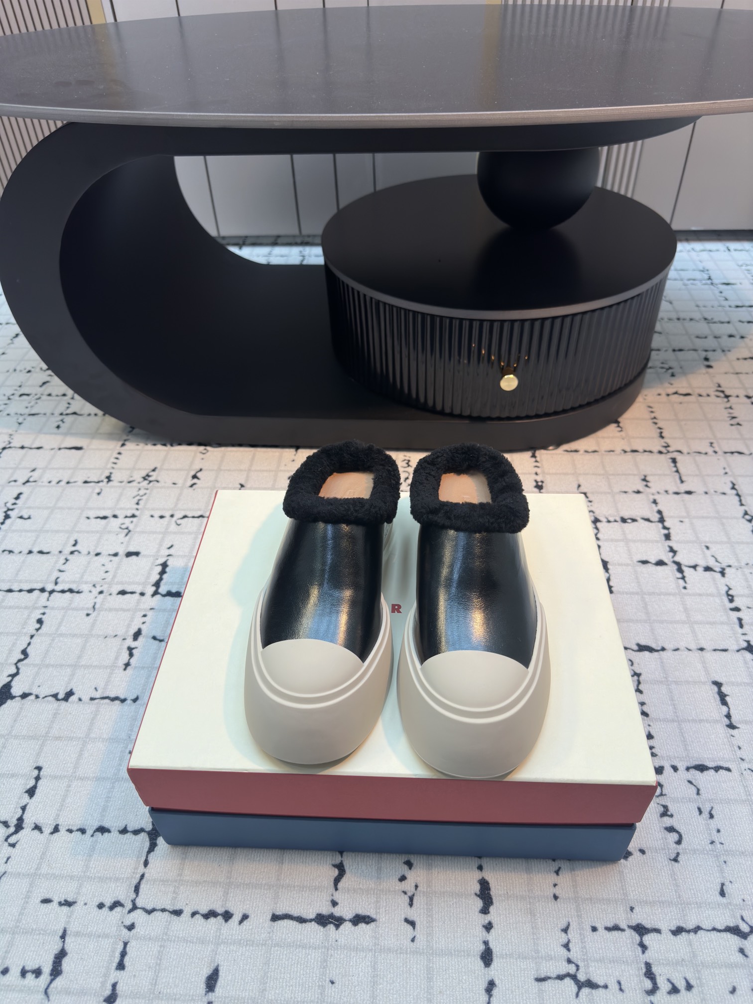 NO:668098,Marni 25/Thick-soled fur-lined half-mug large-toe shoes are really too curly!  Another half-delay payment!  Don't know what to wear when going out today?  Just kick it!  Pair it with trousers for a casual feel!  The fashionable points are not lost. Shorts and skirts also increase height and slim the legs. Half-drags are simply tailor-made for lazy people. The shoes are easy to put on and take off in one second to go out, walk the dog, pick up express delivery, convenient and exquisite!  Original custom-made cowhide for the upper, original custom-made rubber sole for the outsole, size 34/40 (34.40.41 customization is non-returnable and non-exchangeable), semi-smooth fur shoes, marni, skirts, shorts, cowhide19860909Marni 25/厚底毛里半拖大头鞋 真的太卷了！又来半拖款！今天出门不知道穿什么？直接一脚蹬！搭配长裤随意感加到！时髦分不减 短裤裙子同样增高又修腿 半拖简直就是为了懒人量身定制的鞋款穿脱方便一秒出门 遛弯 遛狗 拿快递 方便而不失精致！ 鞋面原版定制牛皮 大底原版定制橡胶底 码数34/40（34.40.41定制不退不换）,半拖毛毛鞋,marni,skirts,shorts,cowhide,Women's Shoes