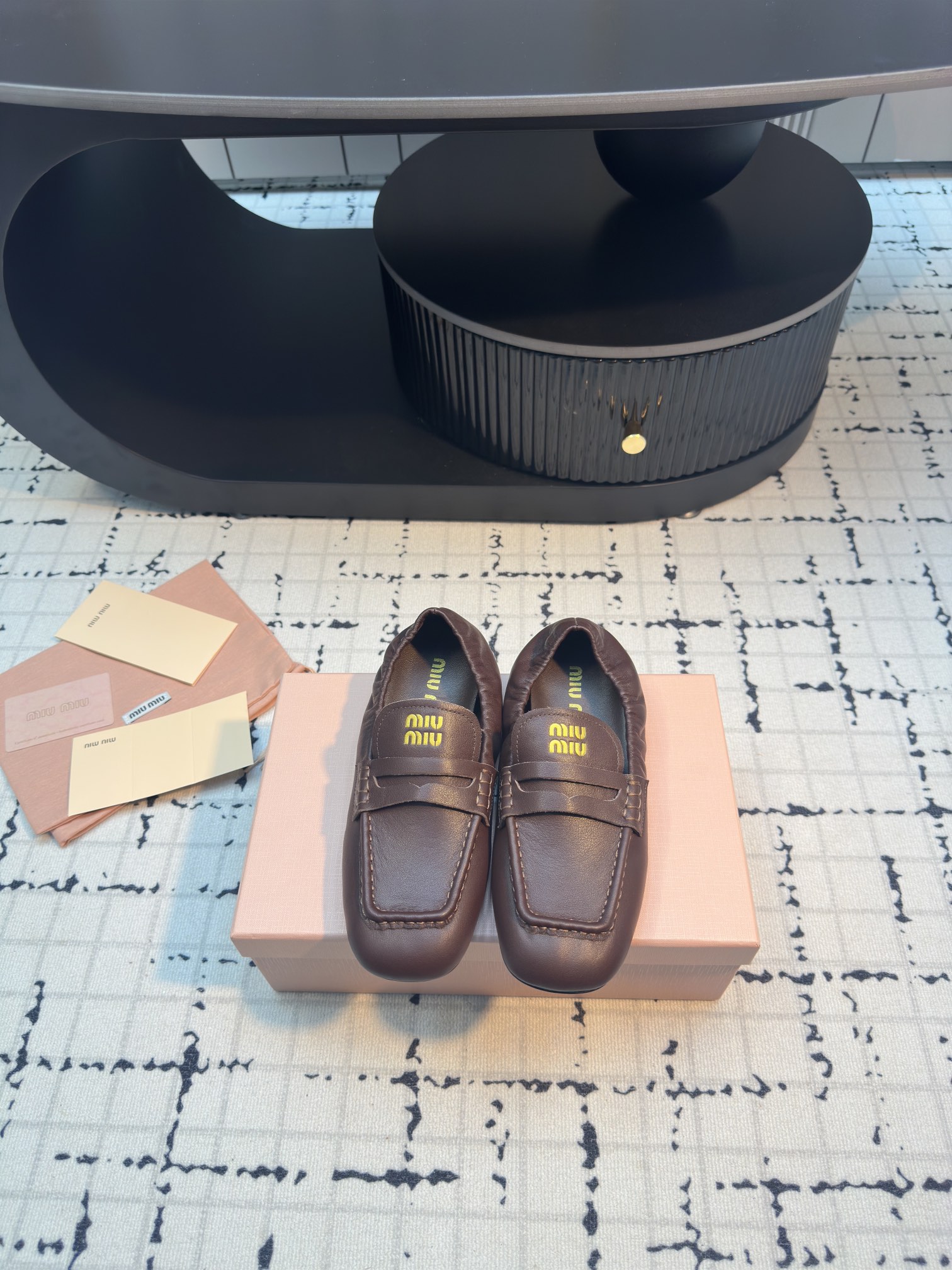 NO:264506,||Miao Miao small square toe flat loafers, ballet shoes, grandma shoes, witch shoes~ super soft leather~ retro feel~ heel pleated design~ not afraid of falling off the heel~ it is extremely convenient to wear~ you can also wear it with the heel in summer~ super soft sole~ great and easy to wear~ soft~ it feels like stepping on the clouds~ invincible and versatile~ skirts, trousers, you can choose from~ old Qian style!  Slack feeling!  Elegance!  It is tightly grasped. The size is 35/40 (40 custom made without return or exchange) Flat sole, mid-heel, ballet shoes, loafers, skirts19860909||缪缪小方头平底乐福鞋 芭蕾舞鞋 奶奶鞋 巫婆鞋～超级软皮质～复古感绝了～后跟褶皱设计～不怕掉跟～穿拖极为方便～夏天也可踩着跟穿～超级软底～巨巨好穿～上脚无敌舒适 柔软～像踩在云朵一样的感觉～无敌百搭～裙装、裤装、任你挑～老钱风！松弛感！优雅感！拿捏的死死的 码数35/40（40定做不退不换） 平底 中跟,芭蕾舞鞋,loafers,skirts,Women's Shoes