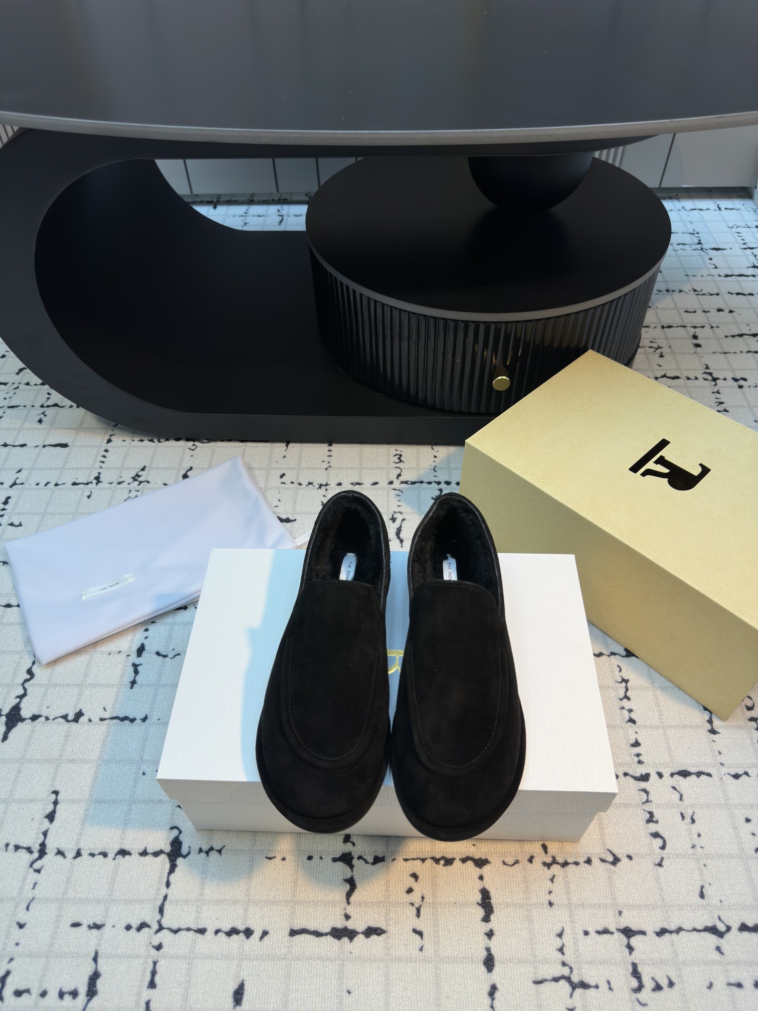 NO:534676,The Row sported plus velvet loafers. I fell in love with this shoe at first sight. It looks good with a little retro flavor and a casual combination!  All major internet celebrity bloggers are wearing it. The whole shoe is very soft and easy to wear without scratching your feet. Simple and versatile style~ You can use heels as slippers for one shoe and kill two birds with one stone. Continuing the usual minimalist style, the non-lined structure makes the shoe body extremely light and sticking to the skin. The whole pair of shoes seems simple, but the process is difficult. It uses a full leather case pack production process, made by the master, super waste, the foot is comfortable and soft and skin-friendly, and you can't worry about the feeling of the feet. It is necessary to wear it. If you don't wear it, you don't want to take it off. If you have high requirements for foot feeling, you can close your eyes and enter it. Size 35/40 (40 custom made, no return or replacement), loafers, loafers, slippers19860909The Row一脚蹬加绒乐福鞋 第一眼看到这个鞋子就爱上了,带点复古味随意搭配都好看！各大网红博主都在穿它,整个鞋子非常柔软,好穿不磨脚.简约百搭款~ 可以踩跟当拖鞋一鞋两用一举两得 延续了一贯极简风格,无内衬结构使得鞋身极其轻便贴肤,整双鞋子看似简单其实工艺很难,采用全皮套包制作工艺,老师傅制作,超级废料,上脚裸穿舒适柔软亲肤,脚感方面完全不可担心,好穿是必须的,穿若无穿的上脚体验,穿上就不想脱的款,对脚感要求高的闭眼入它 码数35/40（40定做不退不换）,乐福鞋,loafers,slippers,Women's Shoes