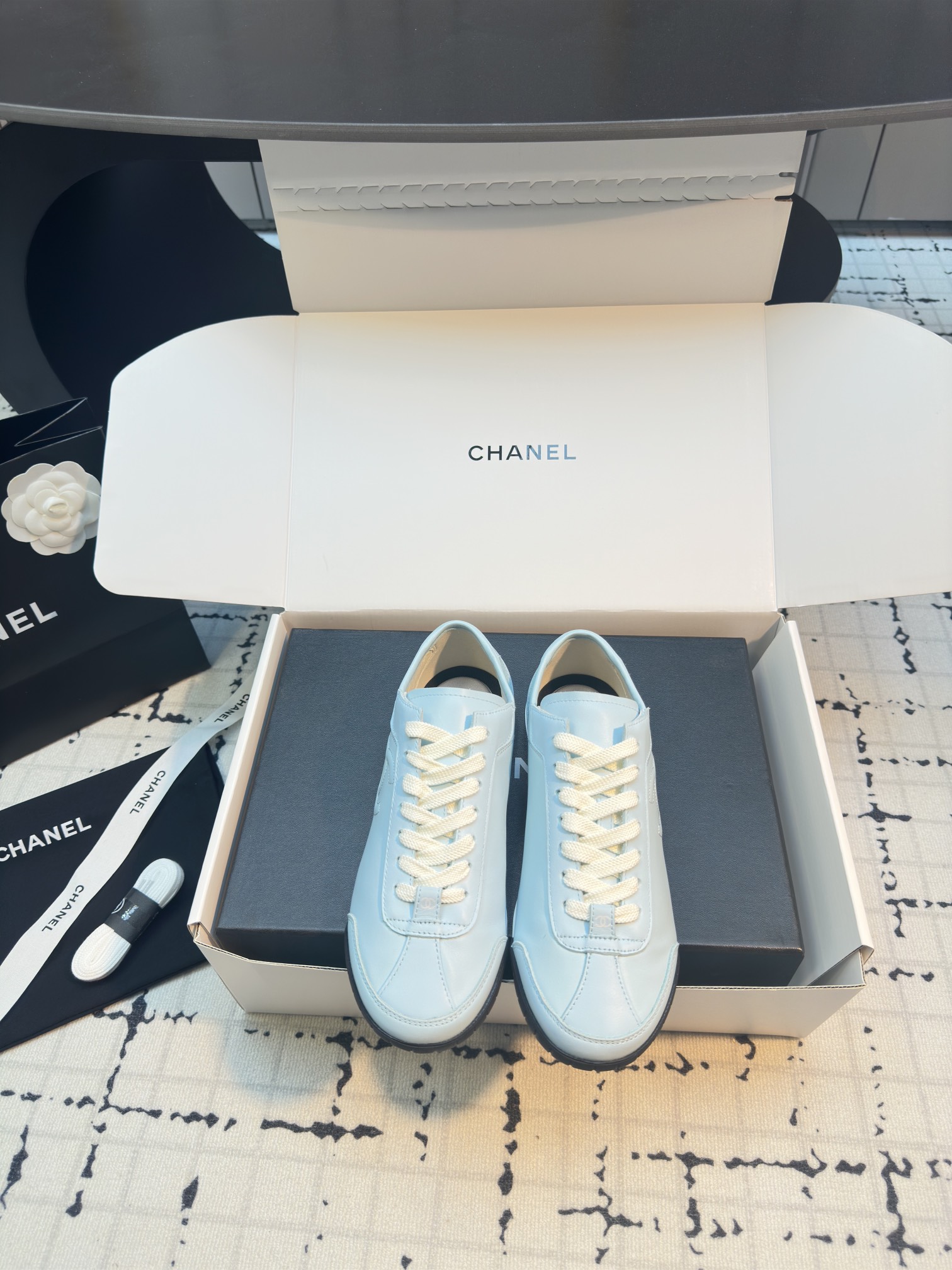 NO:165215,*||Xiaoxiang 5 Early Spring Vacation Series This pair of shoes is so popular. It’s really comfortable. It’s a shoe that coexists comfort, beauty and versatility. It’s easy to walk 10,000 or 20,000 steps without any pressure. Various comfortable colors are very suitable for autumn and winter outfits. Classic and daily. You can mix and match any clothing at will without mistakes. The original development last is delicate and stylish. You don’t have to worry about wide feet. It won’t make your feet fat. It looks good and comfortable!  It feels very light when worn!  Comfortable and breathable!  Super white looks really perfect. The upper silk cowhide sheepskin is exclusive 1:1 original customization [Different market currency] The foot pads are imported mixed-bred sheepskin, breathable and comfortable!  The number of codes is 35/40 (40 custom-made, no return or exchange) The aircraft box is 40 yuan, please inform us in advance when placing an order!  , casual shoes/sports shoes, sneakers, cowhide, sheepskin19860909*||小香5早春度假系列 这双鞋那么火是有道理 真心太舒服了 属于舒适与美貌与百搭并存的一款鞋 轻松暴走一两万步毫无压力 各种舒服的配色 非常适合秋冬穿搭 经典又日常 可以随心混搭任何服饰不出错 原版开发楦型 秀气有型 宽脚也不怕 不会显脚肥,上脚好看又舒适！穿起来脚感非常轻盈！舒适透气！超级显白真的是绝搭到爆炸 鞋面丝绸牛皮羊皮里 独家1:1 原版定制【区别市场通货】垫脚采用进口混种羊皮,透气舒适！ 码数35/40（40定做不退不换） 飞机盒另外加40元,下单时提前告知！,休闲鞋/运动鞋,sneakers,cowhide,sheepskin,Women's Shoes