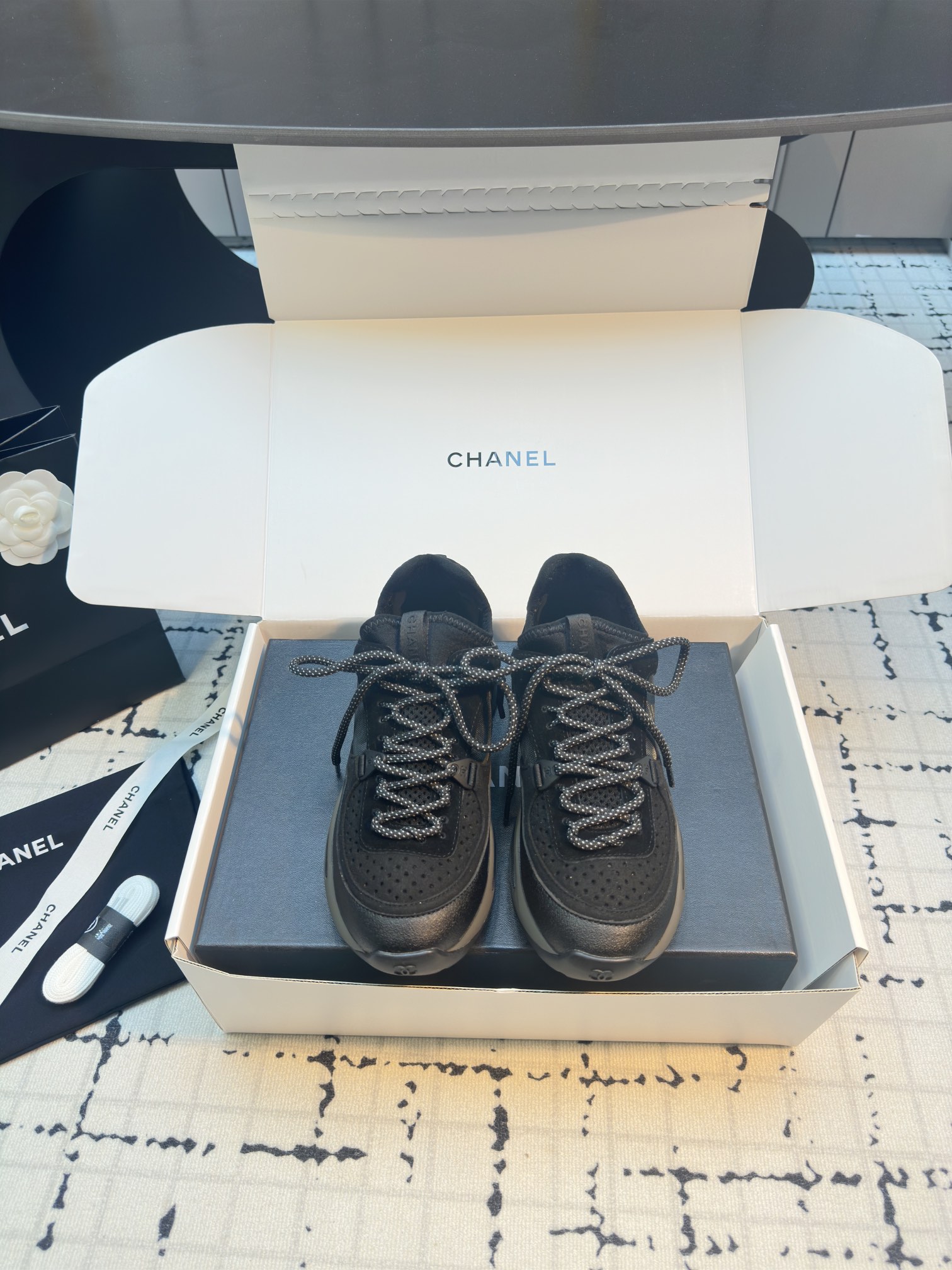 NO:165200,CHANEL/24S Black Warrior or White Warrior!  Material crafts 1. Fabric second layer   double-layer super-transmigrated embossed   lychee-patterned cowhide   flying woven surface   imitation cashmere super-transmigrated   imported mesh   double-layer elastic cloth clamp sponge   reflective super-transmigrated pad skin   special-mode three-dimensional font webbing. 2. No inner lining is soft and imported sheepskin inner lining. 3. Outsole IP foam   TPU   tin mold and other multi-color multi-piece number and manual combination of large sole. Shoe technology This upper is complex in technology and has a wide variety of materials. It requires electric embroidery, flying weaving, digital punching, TPU three-dimensional printing, universal car, horn car, computer car and other process technologies, and is combined in multiple layers. The number of codes is 35/40 (40 customized, no return or replacement) The aircraft box is additional 40 yuan, please inform in advance when placing an order!  , casual shoes/sports shoes, chanel, sneakers, cowhide, sheepskin19860909CHANEL/24S黑武士or白武士！ 材质工艺 1.面料牛二层 双层超迁压纹 荔枝纹牛皮 飞织面 仿羊绒超迁 进口网纱 双层弹力布夹海棉 反光超迁垫皮 专模立体字体织带. 2.内里无格柔进口羊皮内里. 3.大底IP发泡 TPU 锡模等多色多片数手工组合大底. 鞋子工艺 此鞋面工艺复杂,材料种类繁多.需用到电绣、飞织、数码冲、TPU立体印刷、万能车、喇叭车、电脑车等多种工艺技术,多层次组合而成 码数35/40（40定做不退不换） 飞机盒另外加40元,下单时提前告知！,休闲鞋/运动鞋,chanel,sneakers,cowhide,sheepskin,Women's Shoes