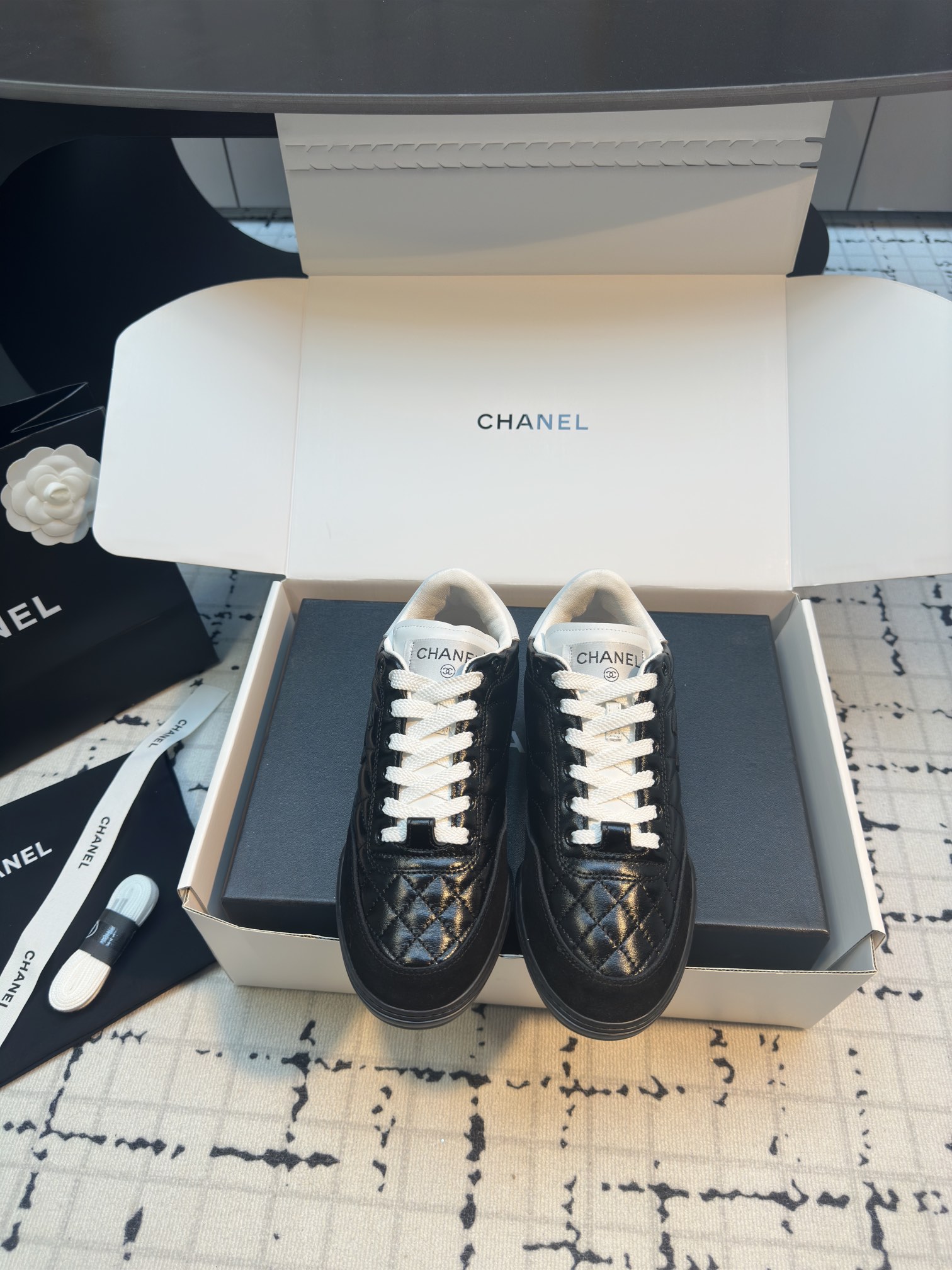 NO:165202,The most popular baseball shoes CHANEL Xiaoxiang praises who wears this pair of shoes! Yang Mi’s Chanel baseball shoes can always be trusted by Sister Mi’s vision. CHANEL24s spring and summer diamond plaid sneakers are so fragrant on the feet. Xiaoxiang praises who wears this pair of shoes! As always, the lambskin diamond plaid is light and comfortable, full of retro and versatile black and white. Size 35/40 (40 custom-made, no return or exchange) The aircraft box is also 40 yuan, please inform us in advance when placing an order!  , casual shoes/sports shoes, chanel, sneakers, sheepskin19860909最有流量的棒球鞋CHANEL小香这双鞋谁穿谁夸! 杨幂同款Chanel 棒球鞋 永远可以相信幂姐的眼光 CHANEL24s春夏菱格纹运动鞋上脚太香 小香这双鞋谁穿谁夸! 一如既往的小羊皮菱格纹,轻盈舒适,满是复古感又是百搭的黑白两色. 码数35/40（40定做不退不换） 飞机盒另外加40元,下单时提前告知！,休闲鞋/运动鞋,chanel,sneakers,sheepskin,Women's Shoes