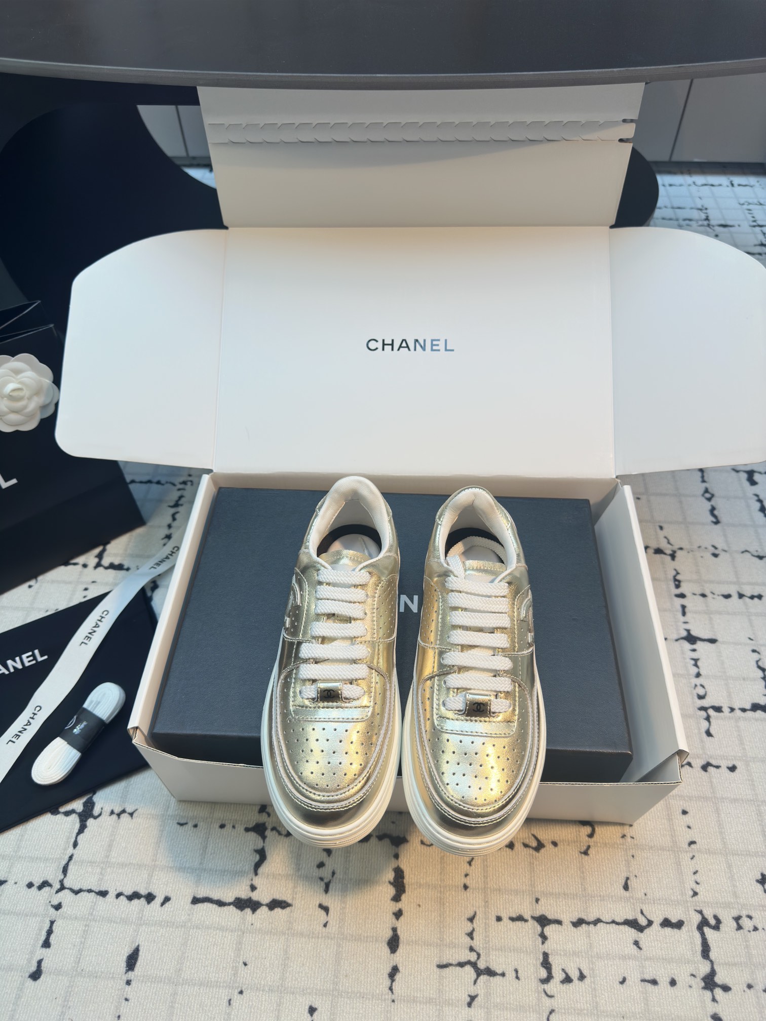 NO:165221,*|Xiaoxiang 4 Air Force No. 1 Casual Sports White Shoes ~ It has an Air Force feeling~ Simple and streamlined design~ The toe is very narrow~ It is very modified with the foot shape~ It looks very ordinary~ But the foot is really not too good~ The leather is soft and delicate~ The upper has many breathable holes, comfortable and breathable~ The foot is light and comfortable~ No foot blowing~ No foot scratching~ It is very OK when commuting and shopping. The size is 35/40, and the aircraft box is 40 yuan. Please inform in advance when placing an order! , casual shoes/sports shoes, sneakers19860909*|小香4空军一号休闲运动小白鞋 ～有种Air force的感觉～简约流线型设计～鞋头很窄～非常修饰脚型～看來很普通～但上脚真的不要太好看了～皮质柔软细腻了～鞋面很多透气孔～舒服透气～上脚轻盈舒适～不打脚～不磨脚～通勤逛街都非常ok 码数35/40 飞机盒另外加40元,下单时提前告知！,休闲鞋/运动鞋,sneakers,Women's Shoes