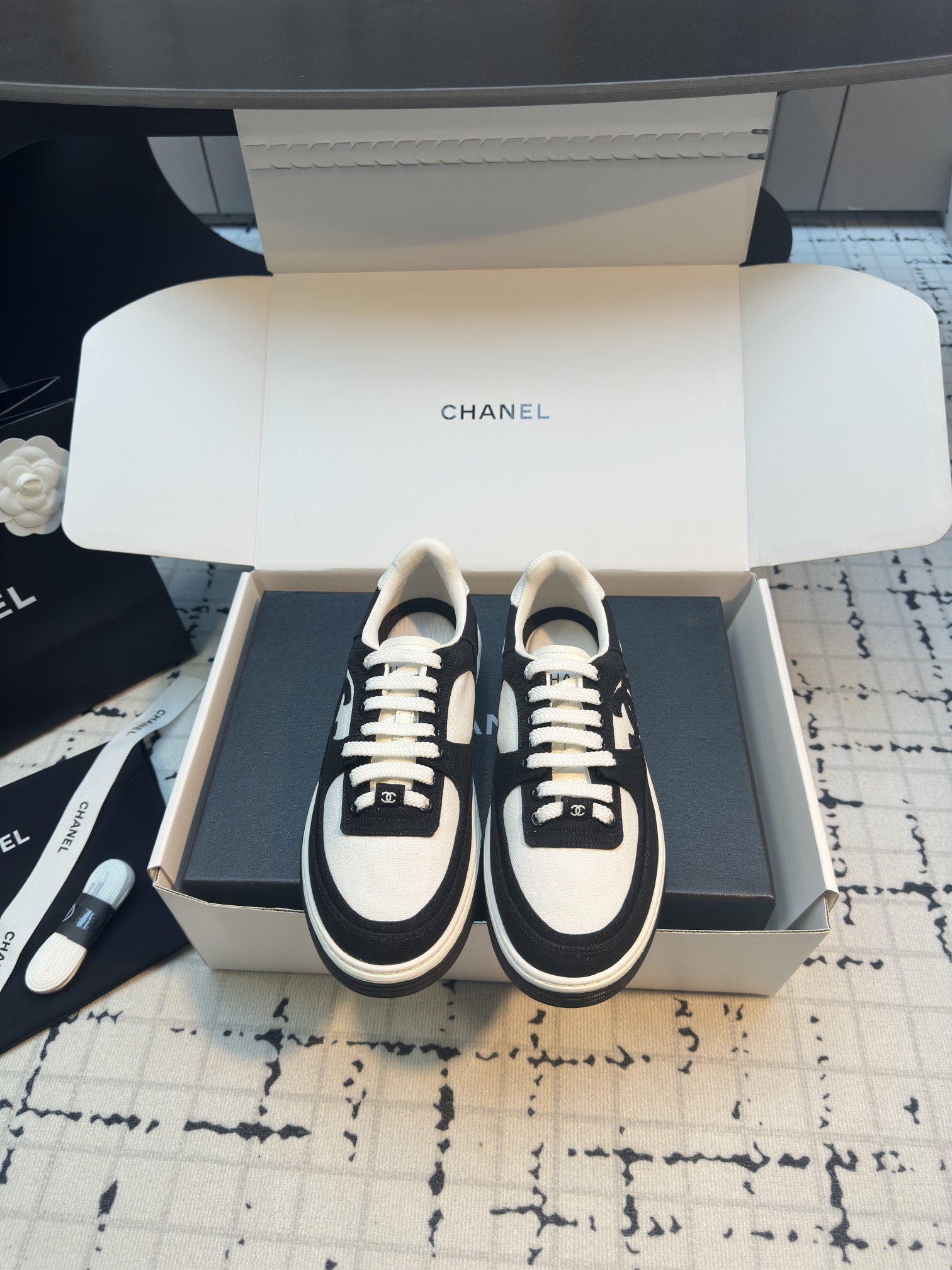 NO:165233,*|Xiaoxiang spring and summer canvas casual sports shoes. Simple and streamlined design. The toe is very narrow, very modified, and the foot shape is very ordinary, but the foot is really not too good-looking. The canvas upper is comfortable and breathable, and the foot is light and comfortable, and the foot is not beaten or polished. It is very OK when commuting and shopping. The size is 35/40 (40 custom-made, no return or exchange) The aircraft box is additional 40 yuan, please inform us in advance when placing an order! , casual shoes/sports shoes, sneakers19860909*|小香春夏帆布面休闲运动板鞋 简约流线型设计～鞋头很窄～非常修饰脚型～看來很普通～但上脚真的不要太好看了～帆布鞋面～舒服透气～上脚轻盈舒适～不打脚～不磨脚～通勤逛街都非常ok 码数35/40（40定做不退不换） 飞机盒另外加40元,下单时提前告知！,休闲鞋/运动鞋,sneakers,Women's Shoes