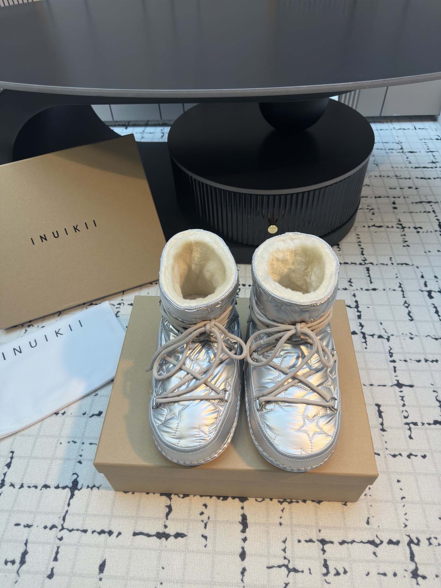 NO:625688,INUIKII The cold beauty from Switzerland inuikii fur-integrated non-slip snow boots. Popular items in Northern Europe, ins bloggers show off like crazy. All shoes are made of imported cowhide, combined with sheep fur. Purely handmade fur-integrated women's snow boots to improve warmth and waterproofness. Suitable for any scene. Open a new era of snow boots to reduce age, ugly and cute. Classic urban functional boots to modify the foot shape. Highly warm and non-slip outsole. Standard for winter style.  Integrated fur upper/five-pointed star electric embroidery, wool lining, wool foot pads, non-slip and wear-resistant rubber outsole, size 35/40 (customized to size 40, non-returnable and non-exchangeable), snow boots, boots, cowhide, sheepskin19860909INUIKII 来自瑞士的寒冷之美 inuikii皮毛一体防滑增高雪地靴 北欧爆单品,ins博主疯狂大秀 全鞋采用进口牛皮 结合羊皮毛一体材质 纯手工制作皮毛一体女士雪地靴 提高保暖性及防水性 适合任意场景搭配 打开雪地靴新纪减龄,丑萌又可爱 经典城市机能靴 修饰脚型 高度保暖防滑大底 冬季造型标配 鞋面皮毛一体/五角星电绣 内里羊毛 垫脚羊毛 大底防滑耐磨橡胶大底 尺寸35/40（40码定做不退不换）,雪地靴,boots,cowhide,sheepskin,Women's Shoes