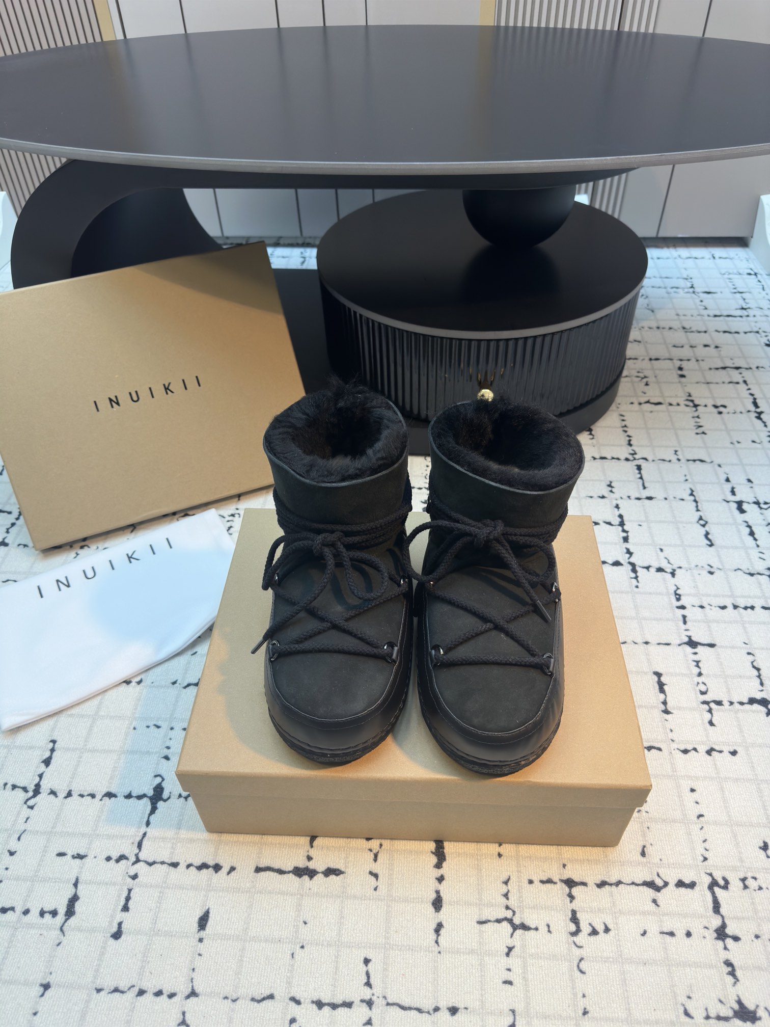 NO:625682,INUIKII The cold beauty from Switzerland inuikii fur-integrated non-slip heightening snow boots. Popular items in Northern Europe, ins bloggers show off like crazy. All shoes are made of imported cowhide combined with sheep fur. Purely handmade fur-integrated women's snow boots to improve warmth and waterproofness. Suitable for any scene. Open a new era of snow boots to reduce age, ugly and cute. Classic urban functional boots to modify the foot shape. Highly warm and non-slip outsole. Standard for winter style. Fur integrated upper  Wool lining, wool for foot pads, non-slip and wear-resistant rubber outsole, size 35/40 (customized to size 40, non-returnable, non-exchangeable), snow boots, boots, cowhide, sheepskin19860909INUIKII 来自瑞士的寒冷之美 inuikii皮毛一体防滑增高雪地靴 北欧爆单品,ins博主疯狂大秀 全鞋采用进口牛皮 结合羊皮毛一体材质 纯手工制作皮毛一体女士雪地靴 提高保暖性及防水性 适合任意场景搭配 打开雪地靴新纪减龄,丑萌又可爱 经典城市机能靴 修饰脚型 高度保暖防滑大底 冬季造型标配 鞋面皮毛一体 内里羊毛 垫脚羊毛 大底防滑耐磨橡胶大底 尺寸35/40（40码定做不退不换）,雪地靴,boots,cowhide,sheepskin,Women's Shoes