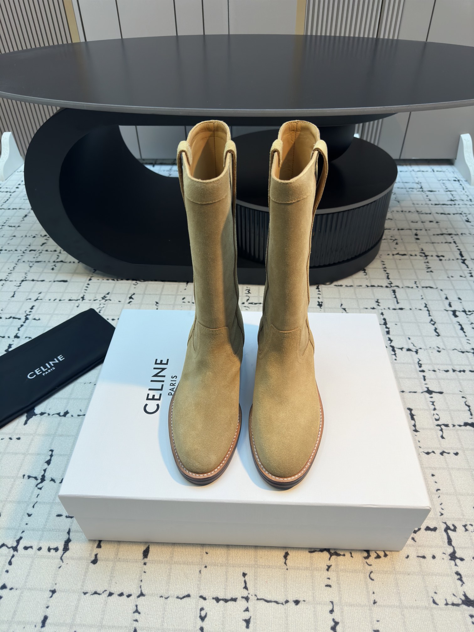 NO:482058,Purchase level! The autumn and winter series hit [Celine] top-level retro beef reverse velvet thick-soled high-end comfortable Roman boots!  They are all slimming and easy to match, without pressure when walking, and are very high-rise. The original version is developed, and the original version is ingeniously created. The foot feels very comfortable and easy to wear. The upper is made of imported original beef reverse velvet sheepskin inner leather edge strip. Leather outsole combination. Thickened highly wear-resistant and non-slip sole. Color black brown. Size 35/40 (40 custom-made, no return or replacement), loafers semi-travel, celine, loafers, boots, sheepskin, Leather soles19860909代购级别!秋冬系列爆款【Celine】顶级复古牛反绒厚底高级舒适罗马靴！都是显瘦好搭配那种,走路无压力,还很增高 原版开发,匠心打造原版,脚感非常舒适,很好穿 鞋面采用进口原版牛反绒羊皮内里真皮沿条 真皮大底组合 加厚高度耐磨容防滑大底 颜色黑色 棕色 码数35/40（40订制不退不换）,乐福鞋半拖,celine,loafers,boots,sheepskin,Leather soles,Women's Shoes