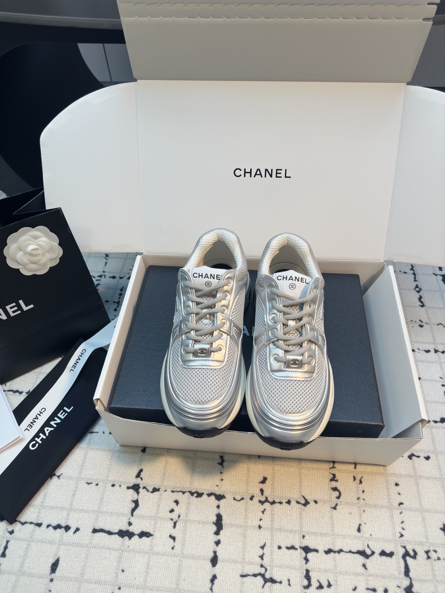 NO:165217,Chanel's sneakers are so popular! The silver-gray color scheme is cold and elegant. You can't choose anything when wearing everyday versatile styles. The design of the shoes also modifies the shape of the feet~ a pair of Chanels with closed eyes! This pair of shoes really makes the 