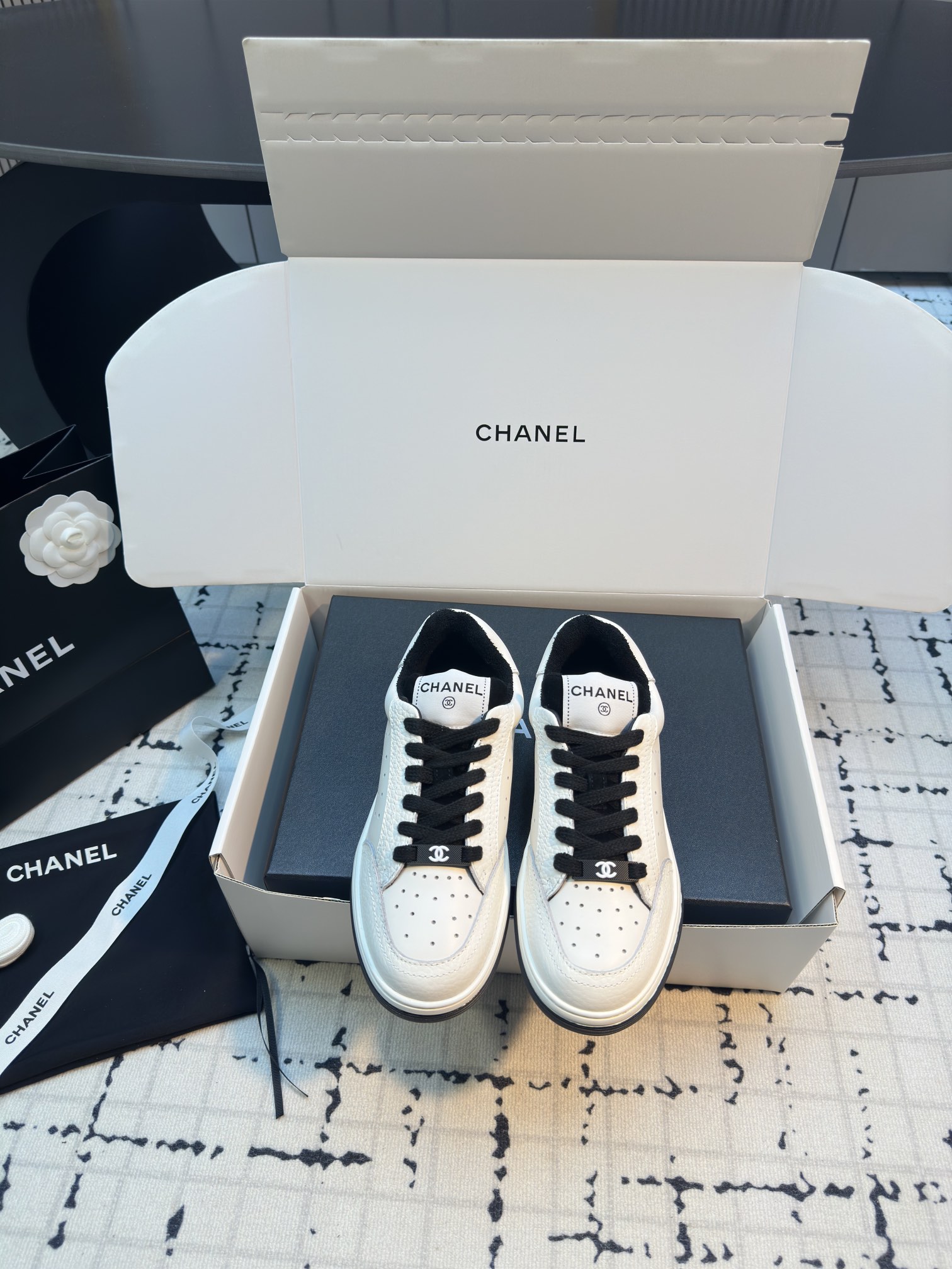 NO:165218,|4 New spring and summer printed panda sports shoes. The small fragrance letter logo gray often shows the temperament, breathable holes are all over the upper, comfort black and white - pure white color combination ~ simple, fashionable and versatile!  You can mix and match any clothing at will in your daily life, making it look good and slim and comfortable!  It feels very light when worn!  Comfortable and breathable!  Super white looks really amazing. The number of codes is 35/40 (40 custom-made, no return or exchange) The aircraft box is 40 yuan, please inform us in advance when placing an order!  , casual shoes/sports shoes, sneakers19860909|4春夏新品印花熊猫运动板鞋 小香字母logo灰常显气质,透气孔遍布鞋面,舒适度黑白-纯白配色～简约时尚百搭！日常可以随心混搭任何服饰,上脚好看显瘦又舒适！穿起来脚感非常轻盈！舒适透气！超级显白真的是绝搭到爆炸 码数35/40（40定做不退不换） 飞机盒另外加40元,下单时提前告知！,休闲鞋/运动鞋,sneakers,Women's Shoes