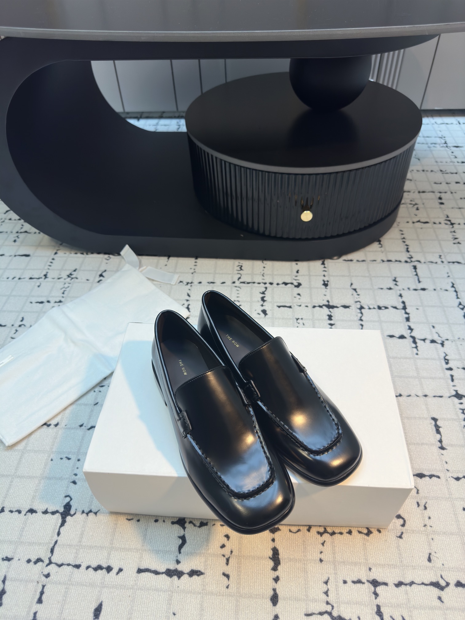 NO:165263,THE ROW 2025 Spring and Summer New Loafers, a mid-style handsome leather shoes, as always, with simple and smooth lines, full of details, invincible and beautiful on the feet, and super easy to wear!  Upper beaded cowhide inner sheepskin sole Italian leather outsole size 35/40 (40 custom made without return or replacement), loafers, cowhide, sheepskin, Leather soles19860909THE ROW 2025春夏新款乐福鞋 中古风帅气小皮鞋,一如既往有设计感,线条简洁流畅,细节满满,上脚无敌好看,且超级好穿 ！ 鞋面开边珠牛皮 内里羊皮 鞋底意大利真皮大底 码数35/40（40定做不退不换）,乐福鞋,loafers,cowhide,sheepskin,Leather soles,Women's Shoes