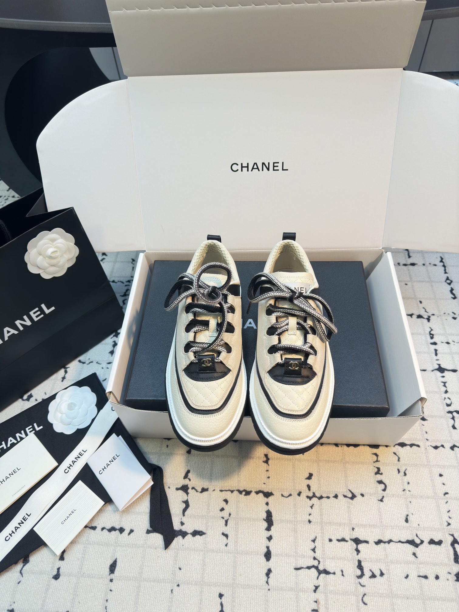 NO:165203,*||Little flax casual sports shoes, suede diamond pattern black and white spliced ​​~ high-end and atmospheric ~ very layered 4cm thick sole increases in seconds ~ N times better than the real one ~ very modified leg shape ~ daily life is super versatile, cowhide spliced ​​ox back velvet, inner breathable mesh, original sole open molded sole, size 35/41 (40.41 custom made without return or exchange) The aircraft box is additional 40 yuan, please inform in advance when placing an order!  , casual shoes/sports shoes, sneakers, cowhide, chamois leather19860909*||小香菱格纹休闲运动鞋 麂皮菱格纹黑白色拼接～高级大气～很有层次感 4cm厚底秒增高～上脚比实物好看N倍～非常修饰腿型～日常超级百搭 鞋面牛皮拼接牛反绒 内里透气网面 鞋底原版开模大底 码数35/41（40.41定做不退不换） 飞机盒另外加40元,下单时提前告知！,休闲鞋/运动鞋,sneakers,cowhide,chamois leather,Women's Shoes