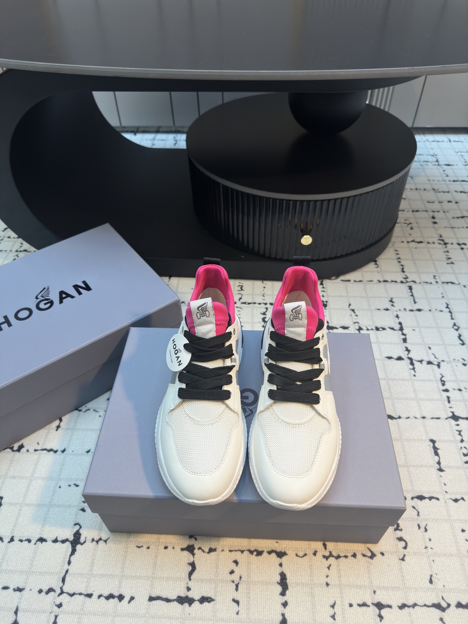 NO:165249,HOGAN Double Island Shoes The Iceberg Series is launched. Our family’s high quality as ever has won the favor of many new and old customers. This model is not to make money, just to give back to everyone. OGAN Interction Light trendy sneakers attended New York Fashion Week and traveled to New York at a fashionable pace to experience the charm of the city. They are highly praised and loved by celebrities, noble women and fashionists around the world. Don’t look casual, in fact, this is the best practitioner of the casual style now. It doesn’t look too formal when you go to work, and it won’t be too casual when you get off work. It’s very interesting that I jokingly call this brand of shoes a short-lived shoe, which is really convenient for women who are not tall. The exclusive mold for foam bottoms is very expensive and is developed at any cost. And it is a double-layer foam bottom!  Fixed foot pads, soles, soles, LOGO patches... all have to be opened, and I spent more than 40,000 RMB together! I can replicate the authentic products at all costs. Upper: Original custom fine-line cowhide   cowhide splicing lycra, original molded foam sole, super comfortable height 6.5cm, size 35/39, casual shoes/sports shoes, manolo blahnik, sneakers, cowhide19860909HOGAN双岛鞋 冰山系重磅推出 咱家一如既往的高品质赢得不少新老客户的青睐 此款不为赚钱 只为回馈大家 大幂幂也在穿它～ HOGAN Interction 轻潮运动鞋出席纽约时装周 以时髦的步伐游历纽约 感受城市魅力 深受全球各地的名媛贵妇与时尚人士的推崇与喜爱. 不要看它很休闲,其实这正是现在一股都会休闲风的最好实践者. 上班时看起来不会太正式, 下了班去一些活动也不会太随便.很有趣的是,我戏称这牌子的鞋子是矮子乐,这对身高不高的女性来说,真的很方便. 发泡底的独家模具是非常非常贵的,不惜成本的开发 .而且是双层发泡底！垫脚回力,大底,鞋底,LOGO贴片..统统都要开模,一起下来用了4万多RMB!不惜一切代价复刻正品.. 鞋面:原版定制细纹牛皮  牛皮拼接莱卡 大底原版成型发泡底,超级舒服 高度6.5cm 码数35/39,休闲鞋/运动鞋,manolo blahnik,sneakers,cowhide,Women's Shoes