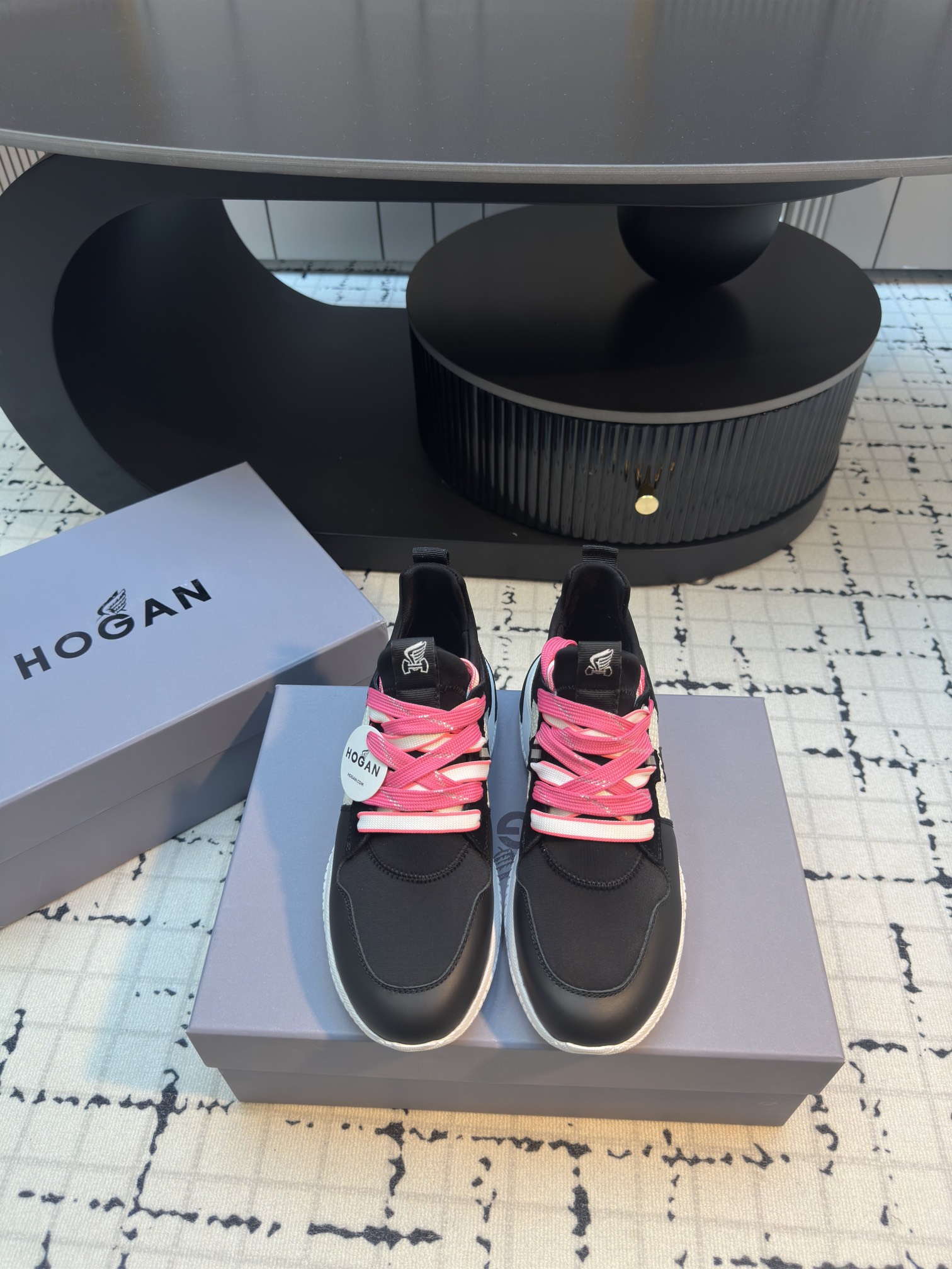 NO:165245,HOGAN Double Island Shoes The Iceberg Series is launched. Our family’s high quality as ever has won the favor of many new and old customers. This model is not to make money, just to give back to everyone. OGAN Interction Light trendy sneakers attended New York Fashion Week and traveled to New York at a fashionable pace to experience the charm of the city. They are highly praised and loved by celebrities, noble women and fashionists around the world. Don’t look casual, in fact, this is the best practitioner of the casual style now. It doesn’t look too formal when you go to work, and it won’t be too casual when you get off work. It’s very interesting that I jokingly call this brand of shoes a short-lived shoe, which is really convenient for women who are not tall. The exclusive mold for foam bottoms is very expensive and is developed at any cost. And it is a double-layer foam bottom!  Fixed foot pads, soles, soles, LOGO patches... all have to be opened, and I spent more than 40,000 RMB together! I can replicate the authentic products at all costs. Upper: Original custom fine-line cowhide   cowhide splicing lycra, original molded foam sole, super comfortable height 6.5cm, size 35/39, casual shoes/sports shoes, manolo blahnik, sneakers, cowhide19860909HOGAN双岛鞋 冰山系重磅推出 咱家一如既往的高品质赢得不少新老客户的青睐 此款不为赚钱 只为回馈大家 大幂幂也在穿它～ HOGAN Interction 轻潮运动鞋出席纽约时装周 以时髦的步伐游历纽约 感受城市魅力 深受全球各地的名媛贵妇与时尚人士的推崇与喜爱. 不要看它很休闲,其实这正是现在一股都会休闲风的最好实践者. 上班时看起来不会太正式, 下了班去一些活动也不会太随便.很有趣的是,我戏称这牌子的鞋子是矮子乐,这对身高不高的女性来说,真的很方便. 发泡底的独家模具是非常非常贵的,不惜成本的开发 .而且是双层发泡底！垫脚回力,大底,鞋底,LOGO贴片..统统都要开模,一起下来用了4万多RMB!不惜一切代价复刻正品.. 鞋面:原版定制细纹牛皮  牛皮拼接莱卡 大底原版成型发泡底,超级舒服 高度6.5cm 码数35/39,休闲鞋/运动鞋,manolo blahnik,sneakers,cowhide,Women's Shoes