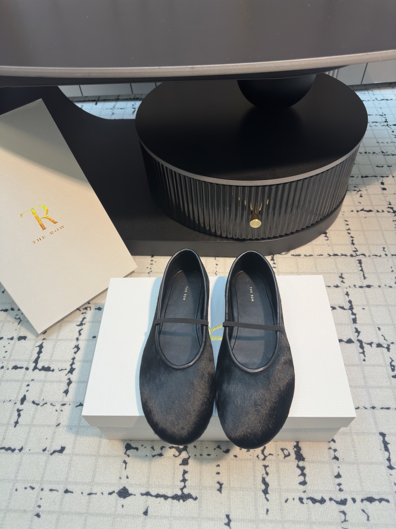 NO:263164,Therow's new spring and summer 2025 horse-haired ballet flat loafers early autumn series therow's flu ballet flats!  The upper is made of pure horse hair, fashionable and gentle!  The inner part is still soft, and the overall shoes are so comfortable that they are just one word!  It's a whole casual style, the shoes are loose in style, and they are very plastic!  Very friendly to all foot types!  Material horse hair, inner sheep, outsole, leather, size 35/40 (40 custom made, no return or replacement), ballet shoes, loafers, flats, Leather soles19860909Therow 2025春夏新款马毛芭蕾平底乐福鞋 早秋系列therow毛流感芭蕾平底鞋！鞋面是纯马毛做出的毛刘感,时尚又温柔！内里依旧采用柔软羊里垫脚,整体鞋子就是一个字“软”舒服！就是一整个休闲风格,鞋子宽松版型,可塑性非常强！对待所有脚型非常友好！ 材质马毛 内里羊里 大底真皮大底 码数35/40（40定做不退不换）,芭蕾舞鞋,loafers,flats,Leather soles,Women's Shoes