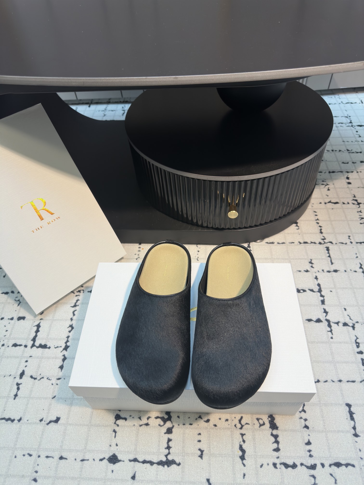 NO:165278,The Row 2025 spring and summer new horse-haired bag-toe tow drag and Berkendo. I fell in love with this shoe at first sight. It looks good with a little retro flavor and is always minimalist. It has no logo embellishment. Simple is high-end. This is definitely a must-have item for fashionable women!  The whole pair of shoes seems simple, but the craftsmanship is difficult. It is made by a full leather case bag, made by the master, super waste, it is comfortable, soft and skin-friendly to wear on your feet. You should not worry about the feeling of your feet. It is inevitable to wear it. If you don’t wear it, you don’t want to take it off when wearing it. If you have high requirements for the feel of your feet, you can close your eyes and enter it. It is simple and versatile!  Number of codes 35/40 (40 custom made without return or exchange), half drag19860909The Row 2025春夏新款马毛包头拖 勃肯拖 第一眼看到这个鞋子就爱上了,带点复古味随意搭配都好看,一贯极简风格,没有任何logo点缀,简单即是高级,这款绝对是时髦女性的必备单品！ 整双鞋子看似简单其实工艺很难,采用全皮套包制作工艺,老师傅制作,超级废料,上脚裸穿舒适柔软亲肤,脚感方面完全不可担心,好穿是必然的,穿若无穿的上脚体验,穿上就不想脱的款,对脚感要求高的闭眼入它,简约百搭款！ 码数35/40（40定做不退不换）,半拖,Women's Shoes