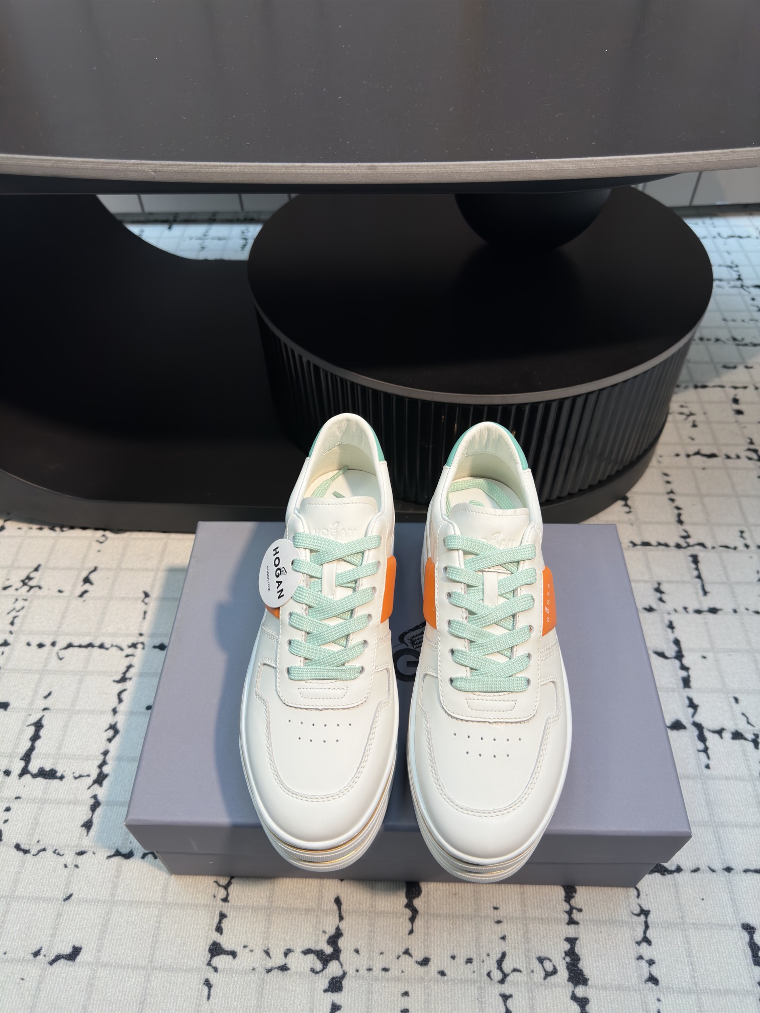 NO:165255,HOGAN parallel bar series is launched. Our family’s high quality as ever has won the favor of many new and old customers. This model is not to make money, just to give back to everyone. OGAN Interction light trendy sneakers attend New York Fashion Week. Traveling through New York at a fashionable pace and feeling the charm of the city. They are highly praised and loved by celebrities, noble women and fashionists around the world. Don’t look casual, in fact, this is the best practitioner of the casual style now. It doesn’t look too formal when you go to work, and it won’t be too casual when you get off work. It’s very interesting that I jokingly call this brand of shoes a short-lived shoe, which is really convenient for women who are not tall. The exclusive mold for foam bottoms is very expensive and is developed at any cost. And it is a double-layer foam bottom!  The foot pads are retracted, soles, soles, LOGO patches..... They all have to be molded, and they used more than RMB 40,000 to be used together! The genuine product is replicated at all costs.. Height 6.5cm, size 34/39 (33 custom-made, no return or replacement) is larger, casual shoes/sports shoes, manolo blahnik, sneakers19860909HOGAN 双杠系列推出 咱家一如既往的高品质赢得不少新老客户的青睐 此款不为赚钱 只为回馈大家 大幂幂也在穿它～ HOGAN Interction 轻潮运动鞋出席纽约时装周 以时髦的步伐游历纽约 感受城市魅力 深受全球各地的名媛贵妇与时尚人士的推崇与喜爱. 不要看它很休闲,其实这正是现在一股都会休闲风的最好实践者. 上班时看起来不会太正式, 下了班去一些活动也不会太随便.很有趣的是,我戏称这牌子的鞋子是矮子乐,这对身高不高的女性来说,真的很方便. 发泡底的独家模具是非常非常贵的,不惜成本的开发 .而且是双层发泡底！垫脚回力,大底,鞋底,LOGO贴片..统统都要开模,一起下来用了4万多RMB!不惜一切代价复刻正品.. 高度6.5cm 码数34/39（33定做不退不换）偏大一码,休闲鞋/运动鞋,manolo blahnik,sneakers,Women's Shoes