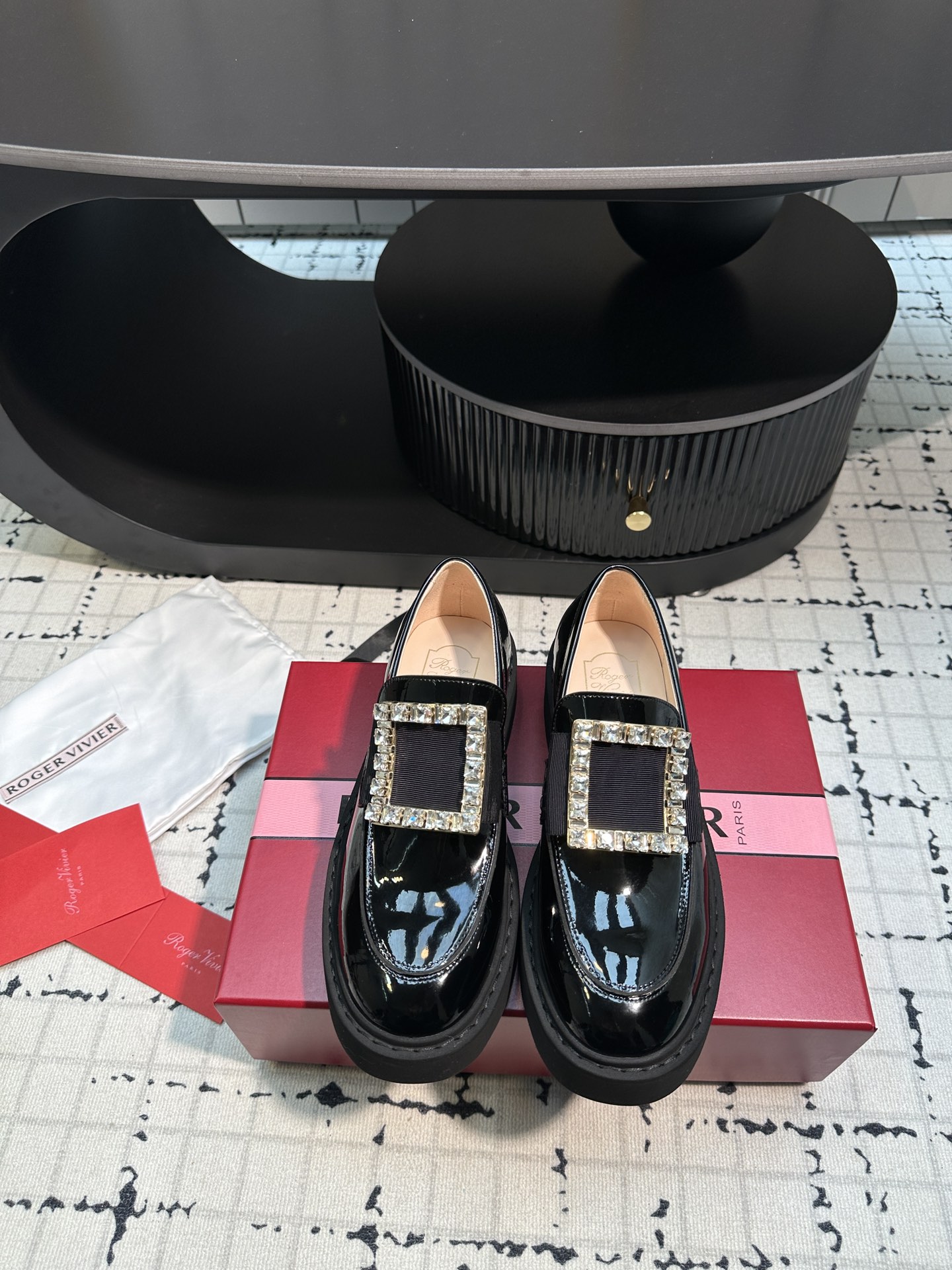 NO:406914,New thick-soled loafers, quality of purchasing agents, no pressure to enter and exit, very awesome, upgraded!  Upgrades are always upgraded every year~ very light and comfortable~ mix and match any clothing every day~ match with skirts and pants. They are super durable~ elegant~ never out of time~ can be worn all year round. Upper: Exclusive original 1:1 custom top imported beef patent leather Inner: Top imported mixed breed sheep Diamond buckle: Exclusive original 1:1 custom hardware copper buckle Original custom Oden diamond Size 35/40 (40 custom made without return or replacement), loafers, loafers, skirts19860909新款厚底乐福鞋 代购品质～出入无压力～品质非常牛逼～升级！升级一直年年再升级～非常轻盈舒适～日常随心混搭任何服饰～搭配裙子 裤子 都超级耐看～不失优雅～永不过时～一年四季都可穿 鞋面:独家原版1:1定制顶级进口牛漆皮 内里:顶级进口混种羊 钻扣:独家原版1:1定制五金铜扣原版定制奥登钻 码数35/40（40定做不退不换）,乐福鞋,loafers,skirts,Women's Shoes