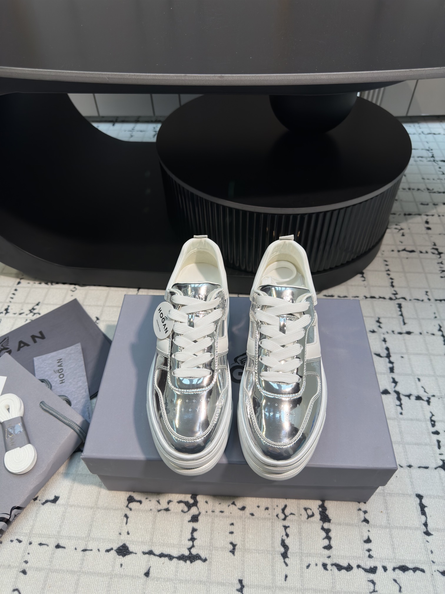 NO:165257,HOGAN parallel bar series is launched. Our family’s high quality as ever has won the favor of many new and old customers. This model is not to make money, just to give back to everyone. OGAN Interction light trendy sneakers attend New York Fashion Week. Traveling through New York at a fashionable pace and feeling the charm of the city. They are highly praised and loved by celebrities, noble women and fashionists around the world. Don’t look casual, in fact, this is the best practitioner of the casual style now. It doesn’t look too formal when you go to work, and it won’t be too casual when you get off work. It’s very interesting that I jokingly call this brand of shoes a short-lived shoe, which is really convenient for women who are not tall. The exclusive mold for foam bottoms is very expensive and is developed at any cost. And it is a double-layer foam bottom!  The foot pads are retracted, soles, soles, LOGO patches..... They all have to be molded, and they used more than RMB 40,000 to be used together! The genuine product is replicated at all costs.. Height 7.5cm, size 34/39 (33 custom-made, no return or replacement) is larger, casual shoes/sports shoes, manolo blahnik, sneakers19860909HOGAN 双杠系列推出 咱家一如既往的高品质赢得不少新老客户的青睐 此款不为赚钱 只为回馈大家 大幂幂也在穿它～ HOGAN Interction 轻潮运动鞋出席纽约时装周 以时髦的步伐游历纽约 感受城市魅力 深受全球各地的名媛贵妇与时尚人士的推崇与喜爱. 不要看它很休闲,其实这正是现在一股都会休闲风的最好实践者. 上班时看起来不会太正式, 下了班去一些活动也不会太随便.很有趣的是,我戏称这牌子的鞋子是矮子乐,这对身高不高的女性来说,真的很方便. 发泡底的独家模具是非常非常贵的,不惜成本的开发 .而且是双层发泡底！垫脚回力,大底,鞋底,LOGO贴片..统统都要开模,一起下来用了4万多RMB!不惜一切代价复刻正品.. 高度7.5cm 码数34/39（33定做不退不换）偏大一码,休闲鞋/运动鞋,manolo blahnik,sneakers,Women's Shoes