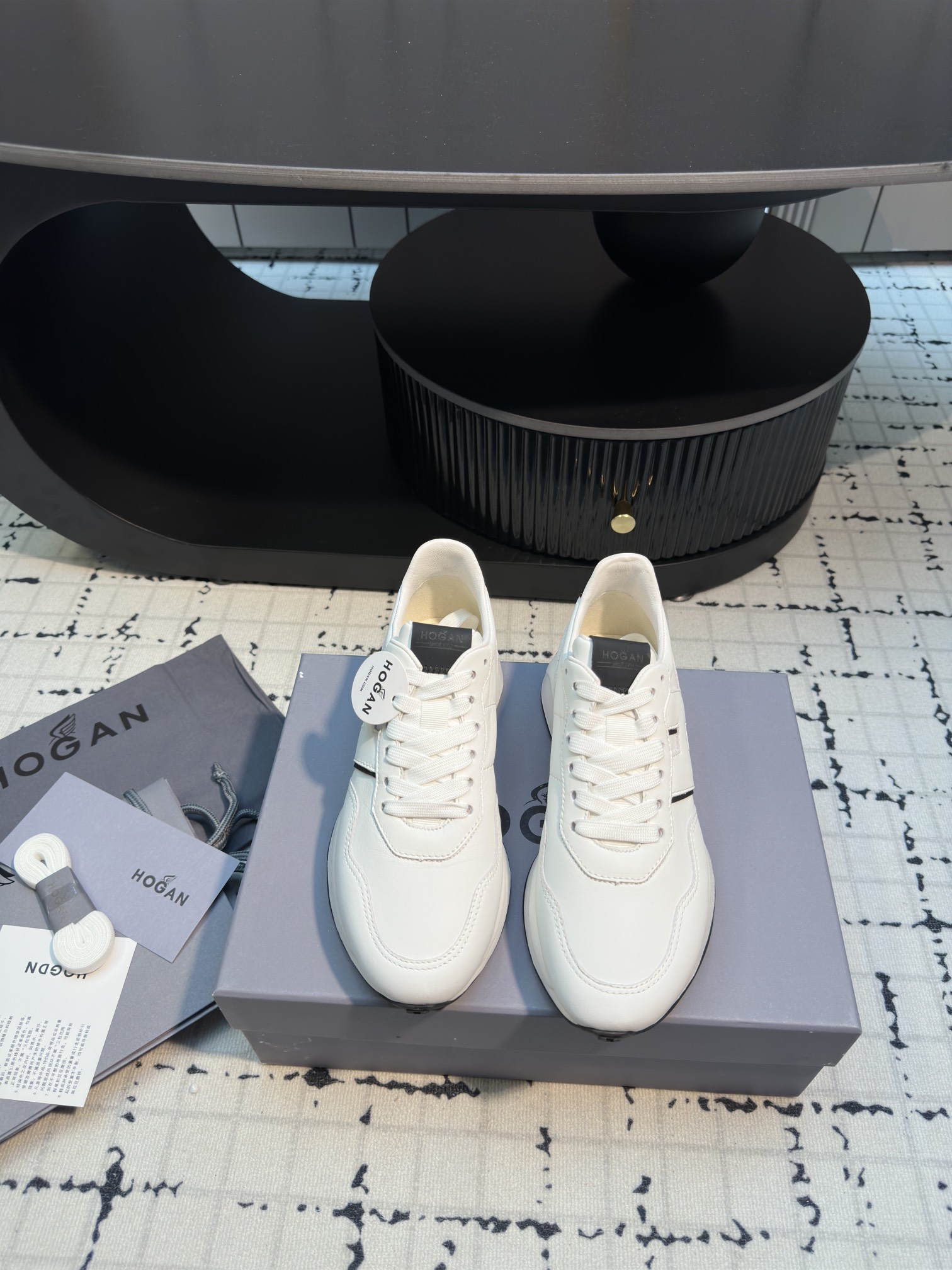 NO:165259,HOGAN 461 series Our family's high quality as ever has won the favor of many new and old customers. This model is not for making money, just to give back to everyone. OGAN Interction Light trendy sneakers attended New York Fashion Week. Traveling through New York at a fashionable pace and feeling the charm of the city. They are highly praised and loved by celebrities, noble ladies and fashionists around the world. Don't look casual, in fact, this is the best practitioner of the casual style now. It doesn't look too formal when you go to work, and it won't be too casual when you get off work. It's very interesting that I jokingly call this brand of shoes a short-lived shoe, which is really convenient for women who are not tall. The exclusive mold for foam bottom is very expensive and is developed at any cost. And it is a double-layer foam bottom!  The foot pads are resilient, soles, LOGO patches... all have to be opened, and I spent more than RMB 40,000! I can replicate the authentic products at all costs.. Size 35/39, casual shoes/sports shoes, manolo blahnik, sneakers19860909HOGAN 461系列 咱家一如既往的高品质赢得不少新老客户的青睐 此款不为赚钱 只为回馈大家 大幂幂也在穿它～ HOGAN Interction 轻潮运动鞋出席纽约时装周 以时髦的步伐游历纽约 感受城市魅力 深受全球各地的名媛贵妇与时尚人士的推崇与喜爱. 不要看它很休闲,其实这正是现在一股都会休闲风的最好实践者. 上班时看起来不会太正式, 下了班去一些活动也不会太随便.很有趣的是,我戏称这牌子的鞋子是矮子乐,这对身高不高的女性来说,真的很方便. 发泡底的独家模具是非常非常贵的,不惜成本的开发 .而且是双层发泡底！垫脚回力,大底,鞋底,LOGO贴片..统统都要开模,一起下来用了4万多RMB!不惜一切代价复刻正品.. 码数35/39,休闲鞋/运动鞋,manolo blahnik,sneakers,Women's Shoes