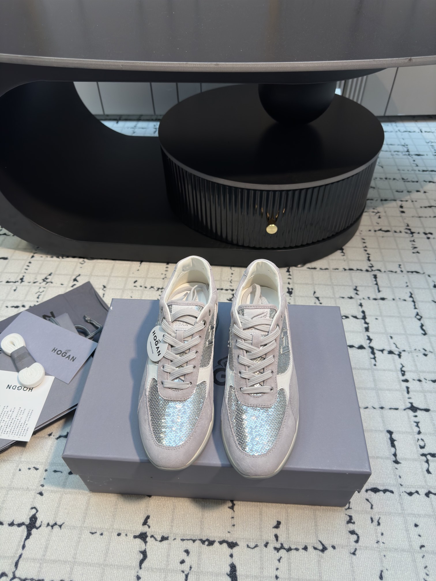 NO:165260,HOGAN 351 series Our family's high quality as ever has won the favor of many new and old customers. This model is not for making money, just to give back to everyone. OGAN Interction Light trendy sneakers attended New York Fashion Week. Traveling through New York at a fashionable pace and feeling the charm of the city. They are highly praised and loved by celebrities, noble ladies and fashionists around the world. Don't look casual, in fact, this is the best practitioner of the casual style now. It doesn't look too formal when you go to work, and it won't be too casual when you get off work. It's very interesting that I jokingly call this brand of shoes a short-lived shoe, which is really convenient for women who are not tall. The exclusive mold for foam bottoms is very expensive and is developed at any cost. And it is a double-layer foam bottom!  The foot pads are resilient, soles, LOGO patches... all have to be opened, and I spent more than RMB 40,000! I can replicate the authentic products at all costs.. Size 35/39, casual shoes/sports shoes, manolo blahnik, sneakers19860909HOGAN 351系列 咱家一如既往的高品质赢得不少新老客户的青睐 此款不为赚钱 只为回馈大家 大幂幂也在穿它～ HOGAN Interction 轻潮运动鞋出席纽约时装周 以时髦的步伐游历纽约 感受城市魅力 深受全球各地的名媛贵妇与时尚人士的推崇与喜爱. 不要看它很休闲,其实这正是现在一股都会休闲风的最好实践者. 上班时看起来不会太正式, 下了班去一些活动也不会太随便.很有趣的是,我戏称这牌子的鞋子是矮子乐,这对身高不高的女性来说,真的很方便. 发泡底的独家模具是非常非常贵的,不惜成本的开发 .而且是双层发泡底！垫脚回力,大底,鞋底,LOGO贴片..统统都要开模,一起下来用了4万多RMB!不惜一切代价复刻正品.. 码数35/39,休闲鞋/运动鞋,manolo blahnik,sneakers,Women's Shoes