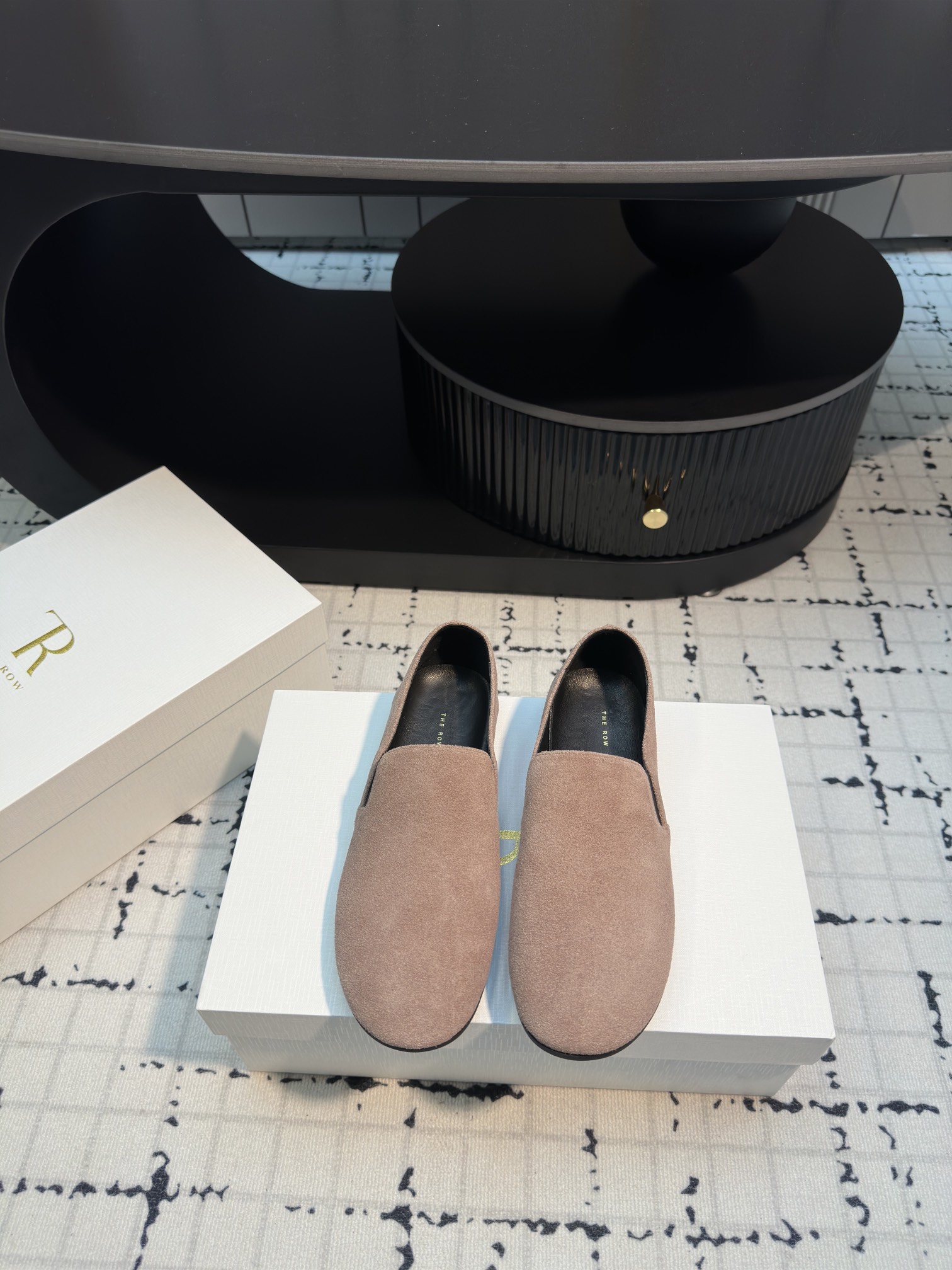 NO:263144,The row 25ss early autumn new soft-soled simple shoes. The upper is made of suede and is fashionable and gentle!  The inner part is still soft, and the overall shoes are so comfortable that they are just one word!  It's a whole casual style, the shoes are loose in style, and they are very plastic!  Very friendly to all foot types!  Suede, inner li, pure natural rubber outsole, size 35/40 (40 custom made, no return or replacement), single shoes, chamois leather19860909The row 25ss早秋新款软底简约单鞋 鞋面是麂皮做出的毛刘感,时尚又温柔！内里依旧采用柔软羊里垫脚,整体鞋子就是一个字“软”舒服！就是一整个休闲风格,鞋子宽松版型,可塑性非常强！对待所有脚型非常友好！ 材质麂皮 内里羊里 大底纯天然橡胶大底 码数35/40（40定做不退不换）,单鞋,chamois leather,Women's Shoes