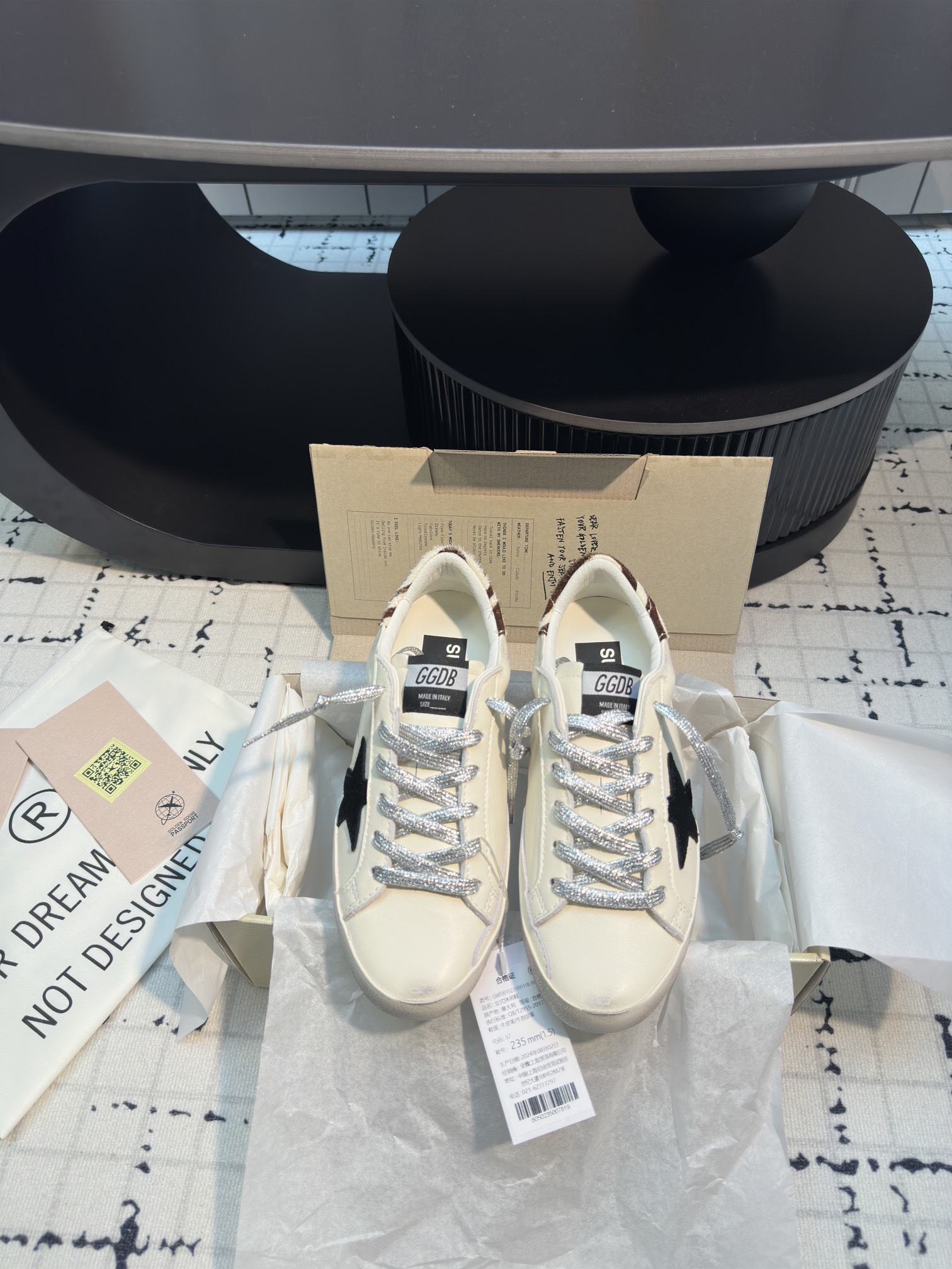 NO:406872,Purchase level, new colors are here, GGDB new spring and summer style, casual moral training small dirty shoes series, breaking the traditional aesthetic, small dirty shoes have been used as a demonstration of celebrity private servers, and it is so versatile!  No need to worry about washing shoes anymore. Customized fabric cowhide inner towel inside shoe tongue genuine leather private molded sole, original full set of packaging. Size 35/40 (40 custom made without return or replacement), casual shoes/sports shoes, sneakers, cowhide19860909代购级 新色来了 GGDB 春夏季新款 休闲德训小脏鞋系列 打破传统审美,小脏鞋做到了明星私服上脚示范 就是这么百搭 ！再也不用担心洗鞋的问题啦 面料定制牛皮 内里 毛巾里 鞋舌内里真皮 私模大底、原版全套包装 码数35/40（40定做不退不换）,休闲鞋/运动鞋,sneakers,cowhide,Women's Shoes