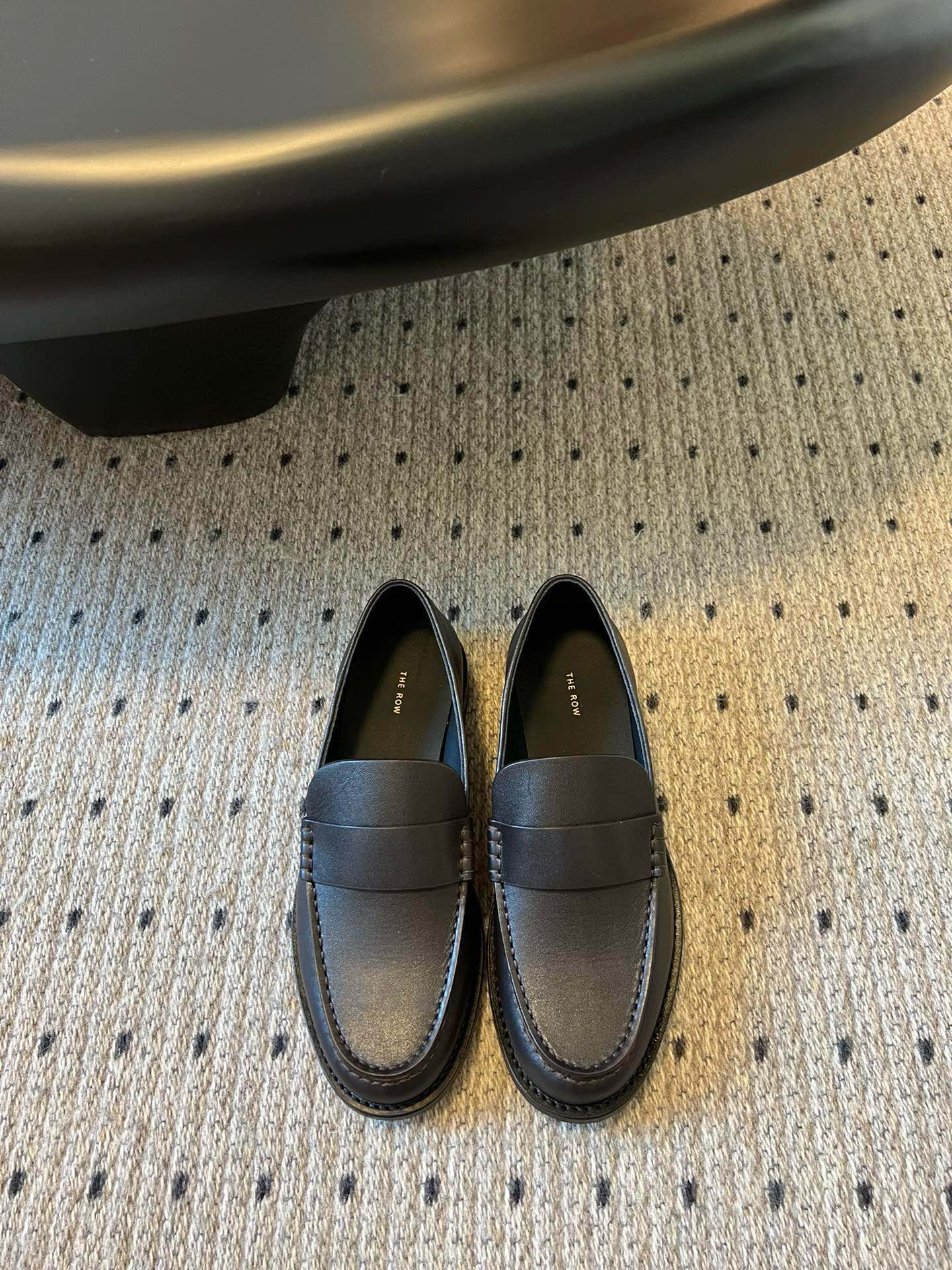 NO:165273,Purchase level, high-quality new style The Row minimalist retro loafers, this loafer is simple, elegant and versatile!  You can wear it all year round, you can see it at first sight, and your own style is left. The fabric is imported cowhide. The touch is delicate and soft. The inner part is imported cowhide. The foot pad is imported with grain mixed sheepskin, which is very comfortable and soft. The upper is hand-sewn, and the sole: imported Italian leather sole. Soft and non-slip. Please protect the sole when you try the foot. Size 35/40 (40 custom made without return or replacement) Leather face. Beef, loafers, loafers, cowhide, sheepskin, Leather soles19860909代购级 高品质新款The Row 极简复古乐福鞋 这款乐福鞋简约大气又百搭！一年四季都可以穿,一眼就看上,自留款 面料进口牛皮 手感细腻柔软,内里采用进口牛皮 垫脚进口粒面混种羊皮,非常舒适柔软,鞋面手工缝制,大底: 进口意大利真皮大底 柔软且防滑, 试脚 请保护好鞋底. 码数35/40（40定做不退不换） 皮面 牛猄,乐福鞋,loafers,cowhide,sheepskin,Leather soles,Women's Shoes