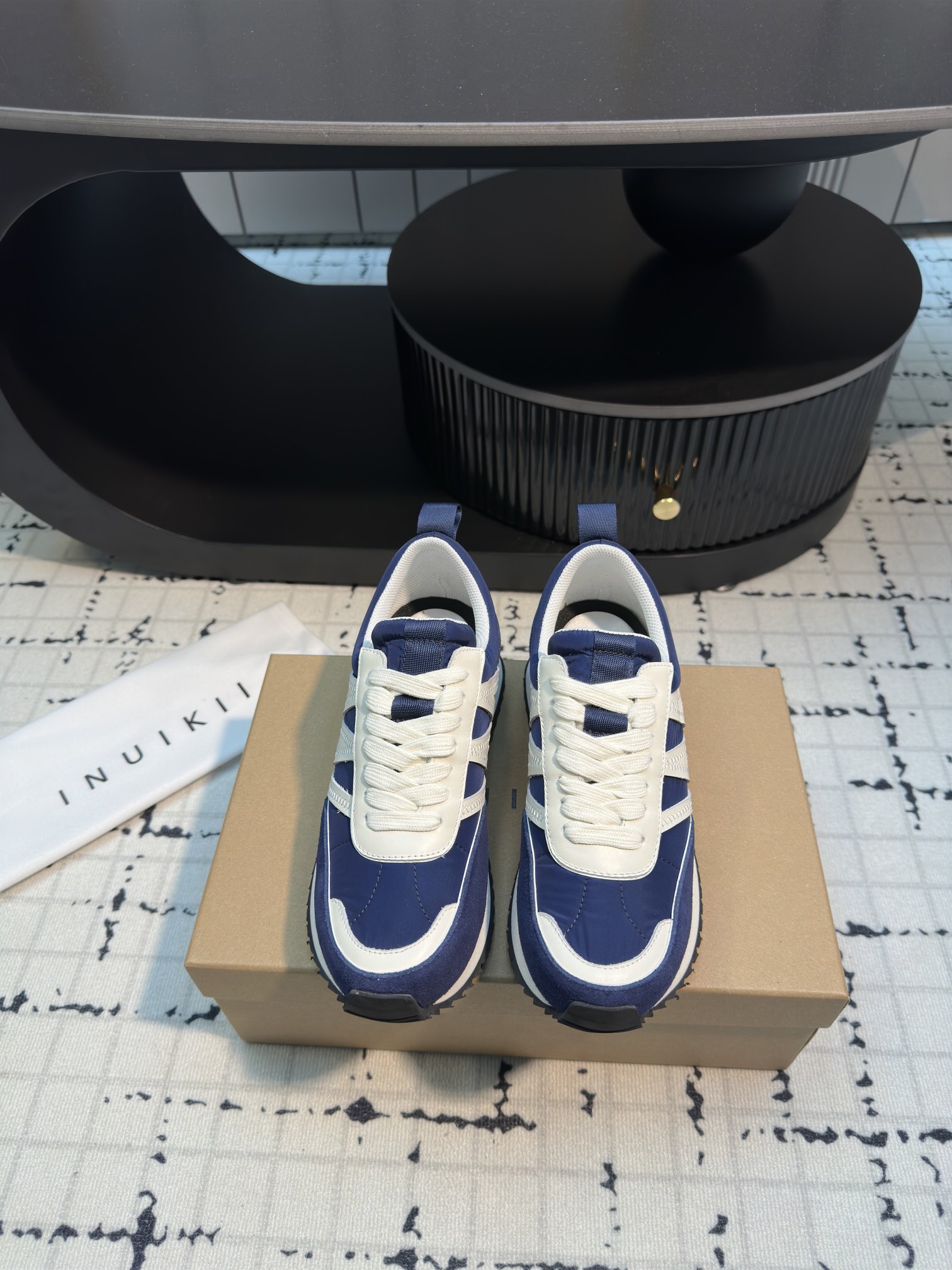 NO:236521,INUIKII Sneakers The appearance of these shoes is simply amazing!  Every detail shows high-end and fashionableness. The material is even more indescribable. It uses top-grade fabrics, which feels soft and comfortable, and the feeling after being put on the feet is even more amazing. Not only is it comfortable and fit, but it can also add a lot of points to your overall outfit. Whether it is matched with sportswear or casual wear, you can easily control it!  Super suitable for spring and summer outfits. The most special thing is its outsole, the whole piece of outsole runs through the toe, sole, and tail of the shoe. The obvious logo at the back. A super low-key sneaker. Upper cowhide/Niujing inner sheepskin. Outsole rubber outsole. Size 35/40 (40 custom made without return or replacement), casual shoes/sports shoes, sneakers, cowhide, sheepskin19860909INUIKII运动鞋 这双鞋的颜值简直逆天了！每一处细节都彰显着高级与时尚. 材质方面更是没得说,采用了顶级的面料,触感柔软舒适,上脚后的感觉更是惊艳,不仅舒适贴合,而且还能为你的整体穿搭加分不少.无论是搭配运动装还是休闲装,都能轻松驾驭！超级适合春夏穿搭 最特别的是它的大底,整片大底贯穿鞋头、鞋底、鞋尾 后面明显的Logo 超低调的一款运动鞋 鞋面牛皮/牛京 内里羊皮 大底橡胶大底 码数35/40（40定做不退不换）,休闲鞋/运动鞋,sneakers,cowhide,sheepskin,Women's Shoes