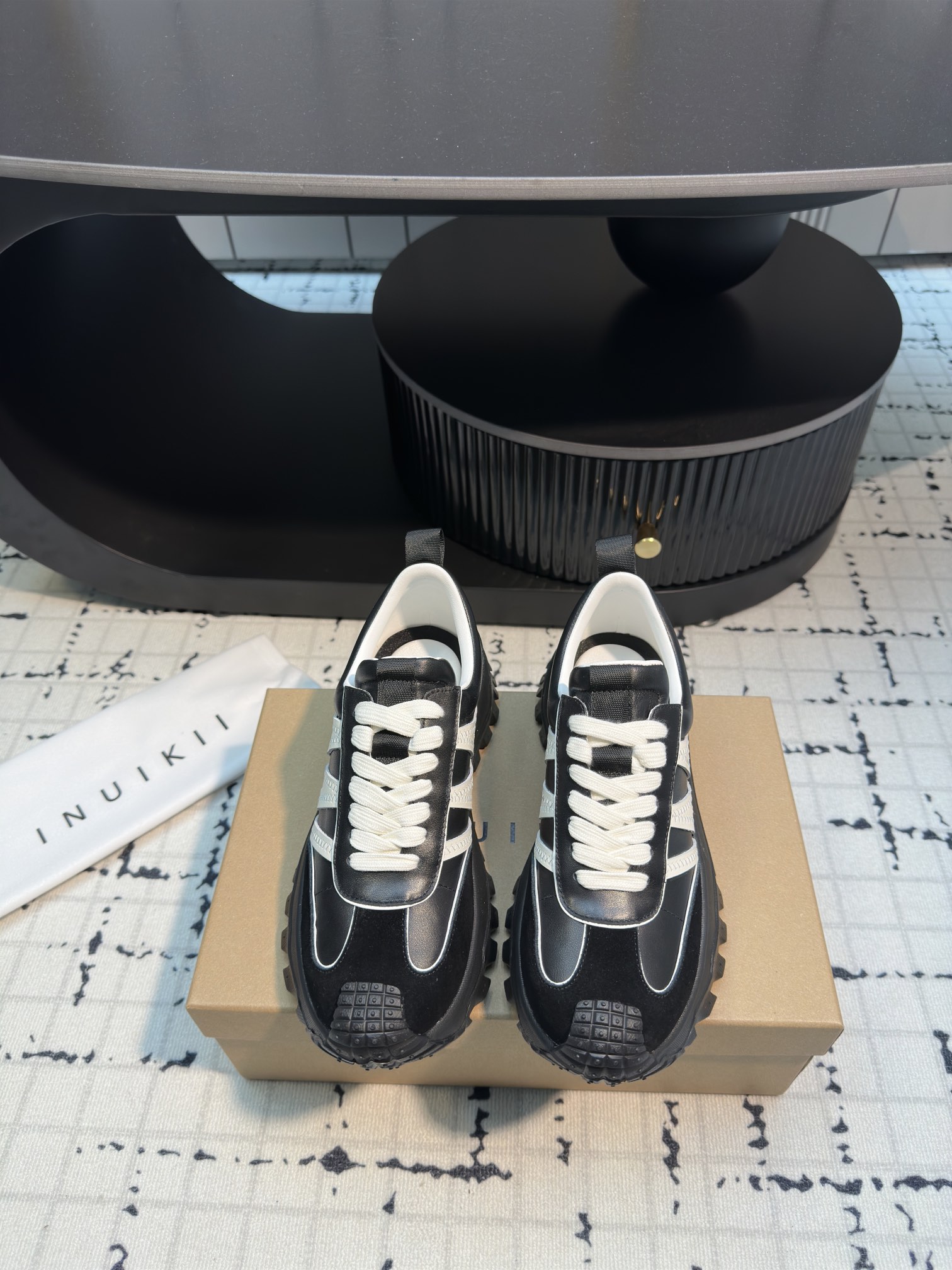 NO:236524,The appearance of this pair of casual shoes in INUIKII is simply amazing!  Every detail shows high-end and fashionableness. The material is even more indescribable. It uses top-grade fabrics, which feels soft and comfortable, and the feeling after being put on the feet is even more amazing. Not only is it comfortable and fit, but it can also add a lot of points to your overall outfit. Whether it is matched with sportswear or casual wear, you can easily control it!  Super suitable for spring and summer outfits. The most special thing is its outsole, the whole piece of outsole runs through the toe, sole, and tail of the shoe. The obvious logo at the back. A super low-key sneaker. Upper cowhide/Niujing inner sheepskin. Outsole rubber outsole. Size 35/40 (40 custom made without return or replacement), casual shoes/sports shoes, sneakers, cowhide, sheepskin19860909INUIKII这双休闲鞋的颜值简直逆天了！每一处细节都彰显着高级与时尚. 材质方面更是没得说,采用了顶级的面料,触感柔软舒适,上脚后的感觉更是惊艳,不仅舒适贴合,而且还能为你的整体穿搭加分不少.无论是搭配运动装还是休闲装,都能轻松驾驭！超级适合春夏穿搭 最特别的是它的大底,整片大底贯穿鞋头、鞋底、鞋尾 后面明显的Logo 超低调的一款运动鞋 鞋面牛皮/牛京 内里羊皮 大底橡胶大底 码数35/40（40定做不退不换）,休闲鞋/运动鞋,sneakers,cowhide,sheepskin,Women's Shoes