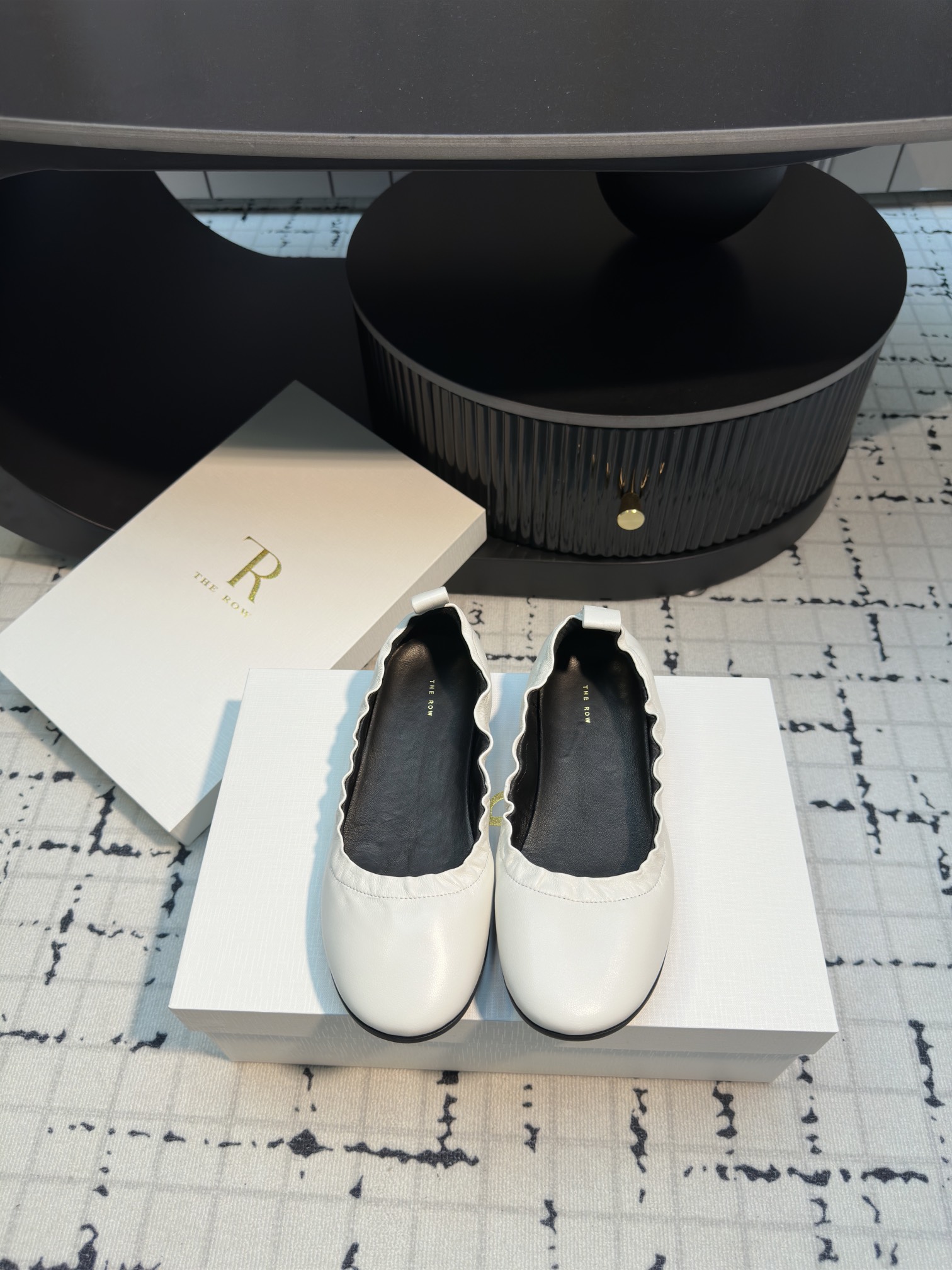 NO:165250,The row 2025 spring and summer new soft ballet shoes grandma shoes counter new style The Row flat soft ballet shoes, original replica correct outsole welcomes counter comparison!  Simple and atmospheric, comfortable and flexible, there is no problem in shopping and climbing!  Super soft and easy to wear, a shoe that will never scratch your feet. It has a low-key call called the row, which is minimalist and has a little magic, which makes people irresistible!  Size 35/40 (40 custom made without return or exchange), ballet shoes19860909The row 2025春夏新款柔软芭蕾鞋奶奶鞋 专柜新款The Row平底柔软芭蕾鞋,原版复刻正确大底欢迎专柜对比！ 简单大气,重点舒适又Q弹,逛街爬山都没问题！ 超级超级的柔软好穿,绝对不会磨脚的一款鞋子,有一低调叫the row,极简中带点魔力,让人无法抗拒！ 码数35/40（40定做不退不换）,芭蕾舞鞋,Women's Shoes