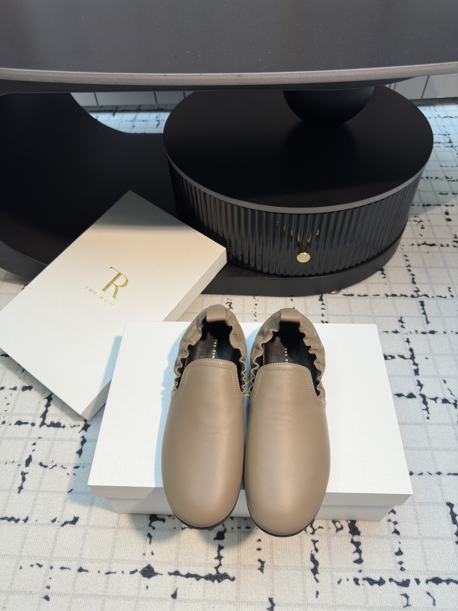 NO:165248,The row2025 spring and summer new elastic band ballet shoes, the counter new style The Row flat-sole soft ballet shoes, the original replica correct outsole welcomes the counter comparison!  Simple and atmospheric, comfortable and flexible, there is no problem in shopping and climbing!  Super soft and easy to wear, a shoe that will never scratch your feet. It has a low-key call called the row, which is minimalist and has a little magic, which makes people irresistible!  Size 35/40 (40 custom made without return or exchange), ballet shoes19860909The row2025春夏新款松紧带芭蕾鞋 专柜新款The Row平底柔软芭蕾鞋,原版复刻正确大底欢迎专柜对比！ 简单大气,重点舒适又Q弹,逛街爬山都没问题！ 超级超级的柔软好穿,绝对不会磨脚的一款鞋子,有一低调叫the row,极简中带点魔力,让人无法抗拒！ 码数35/40（40定做不退不换）,芭蕾舞鞋,Women's Shoes