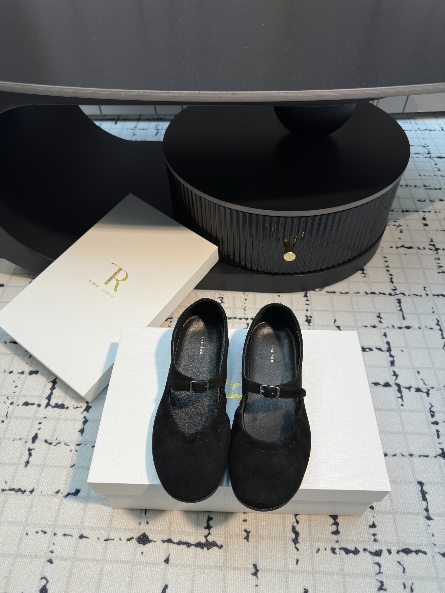 NO:165246,The row2025 spring and summer new soft Mary Jane ballet shoes, the counter new style The Row flat-sole soft ballet shoes, the original replica correct outsole welcomes the counter comparison!  Simple and atmospheric, comfortable and flexible, there is no problem in shopping and climbing!  Super soft and easy to wear, a shoe that will never scratch your feet. It has a low-key call called the row, which is minimalist and has a little magic, which makes people irresistible!  Size 35/40 (40 custom made without return or exchange), ballet shoes, mary jane19860909The row2025春夏新款柔软玛丽珍芭蕾鞋 专柜新款The Row平底柔软芭蕾鞋,原版复刻正确大底欢迎专柜对比！ 简单大气,重点舒适又Q弹,逛街爬山都没问题！ 超级超级的柔软好穿,绝对不会磨脚的一款鞋子,有一低调叫the row,极简中带点魔力,让人无法抗拒！ 码数35/40（40定做不退不换）,芭蕾舞鞋,mary jane,Women's Shoes