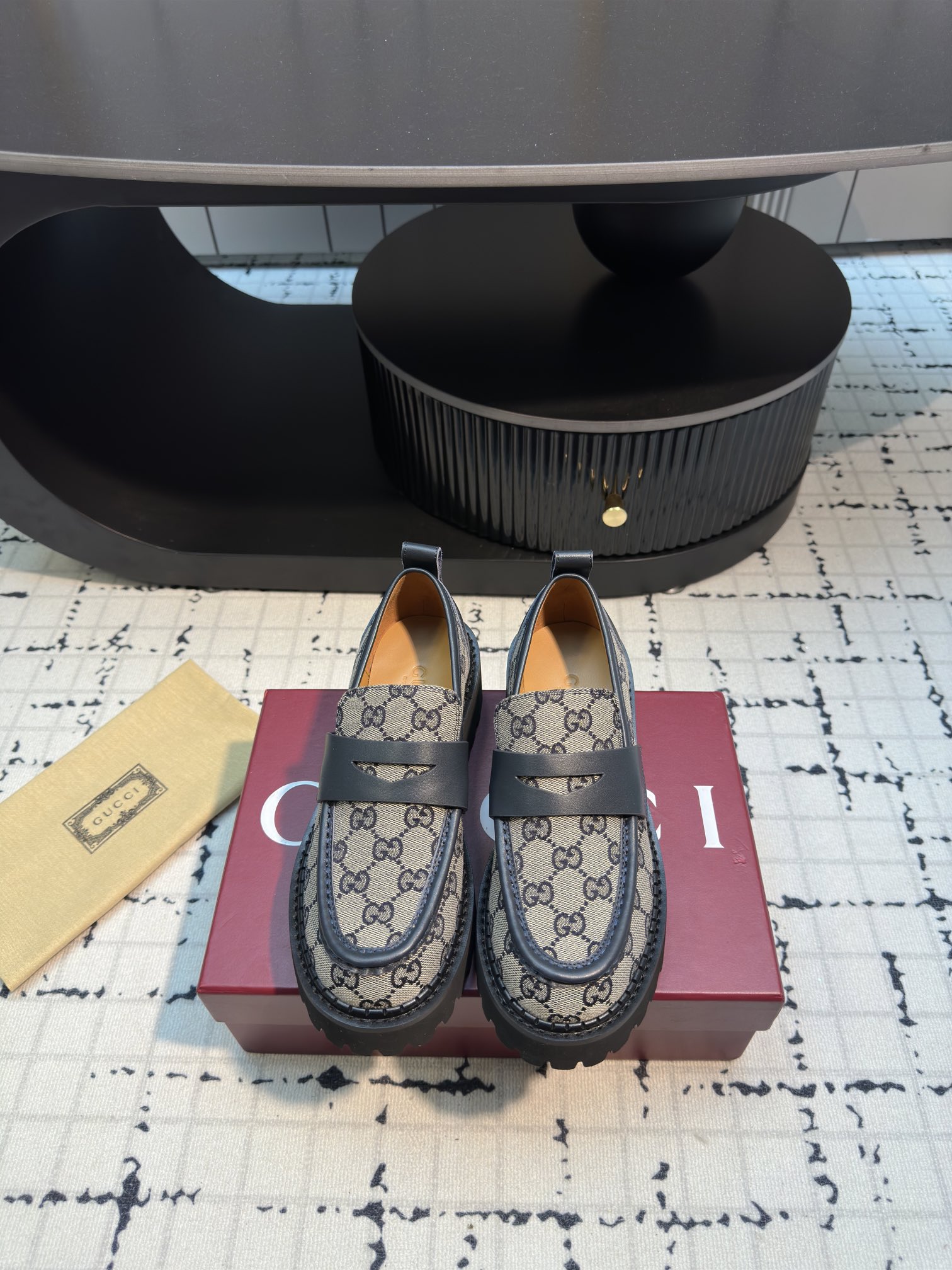 NO:462162,GUCCI 2025 spring and summer new catwalk classic reincarnation retro pineller thick-soled horse tie-up catwalk loafers versatile classic high recognition original custom calfskin/canvas inner water dyed sheepskin size 35/40 (40 custom made without return or replacement), loafers, gucci, loafers, cowhide, sheepskin19860909GUCCI 2025春夏新款走秀款 经典轮回复古松糕厚底马衔扣走秀款乐福鞋 百搭经典 辨识度高 原版定制小牛皮/帆布 内里水染羊皮 码数35/40（40定做不退不换）,乐福鞋,gucci,loafers,cowhide,sheepskin,Women's Shoes