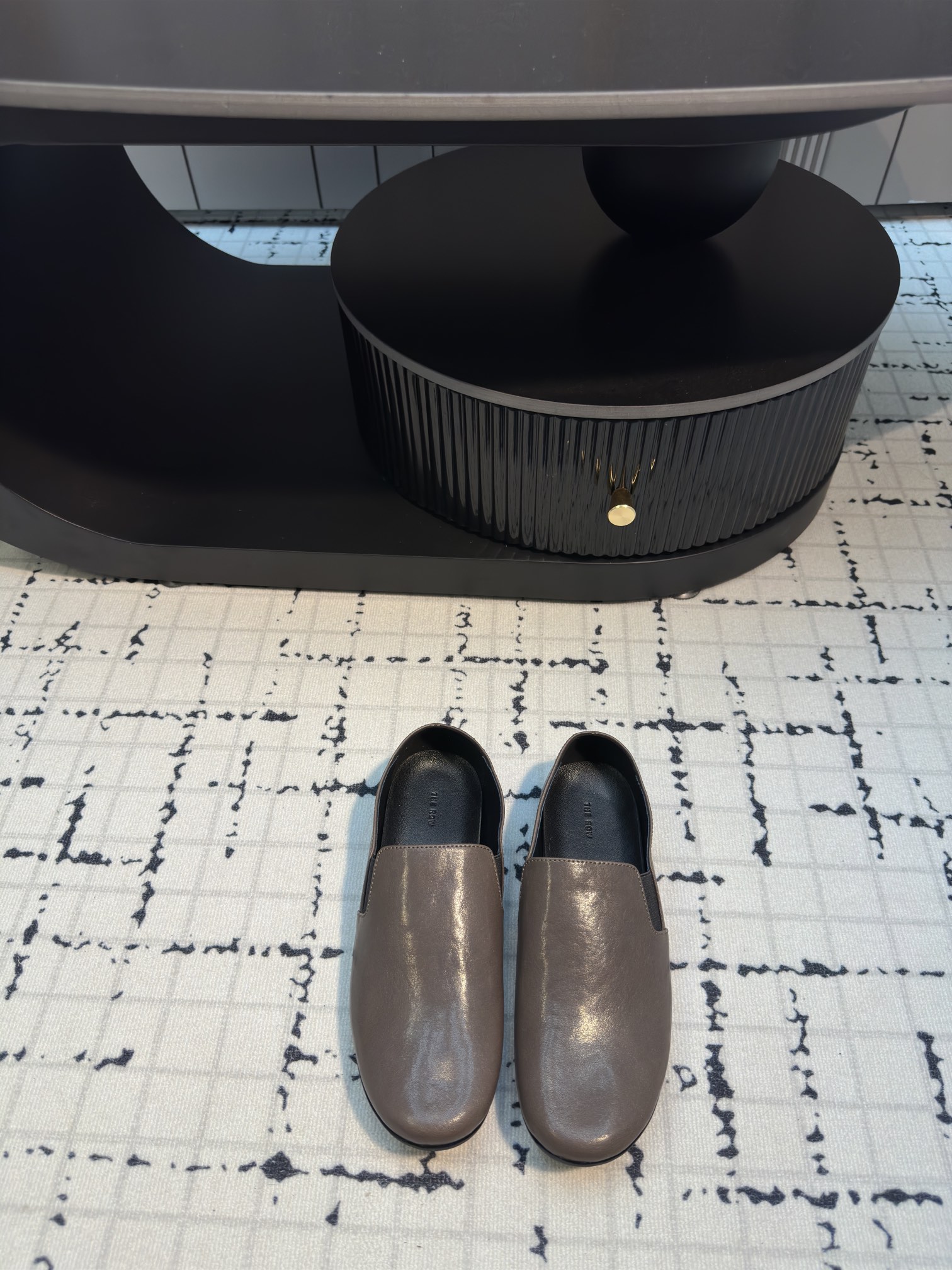 NO:263161,the row 2025 spring new genuine leather French retro square head minimalist versatile flat loafers, the foot feel is really the most comfortable style I have ever worn in history, so soft!  The socks must take it away. It has a high-end and simple feeling, in fact, in addition to being beautiful, its comfort is really easy to wear so hard that it is reluctant to take it off!  Matched with jeans, suit pants, skirts without any incongruity, original imported cowhide, sole, original sole, size 35/40 (40 custom made, no return or replacement), loafers, skirts, jeans, business suit, cowhide19860909the row 2025春季新款真皮法式复古方头极简百搭平底乐福鞋,脚感真的是史上我穿过最最舒服的款式太柔软啦！磨脚星人一定要收了它 有一丢高级又简约的感觉其实除了好看以外它的舒适度真的是好穿到舍不得脱下来啦！搭配牛仔裤 西装裤 半身裙都毫无违和感 面料原版进口牛皮 鞋底原版鞋底 码数35/40（40定做不退不换）,乐福鞋,loafers,skirts,jeans,business suit,cowhide,Women's Shoes