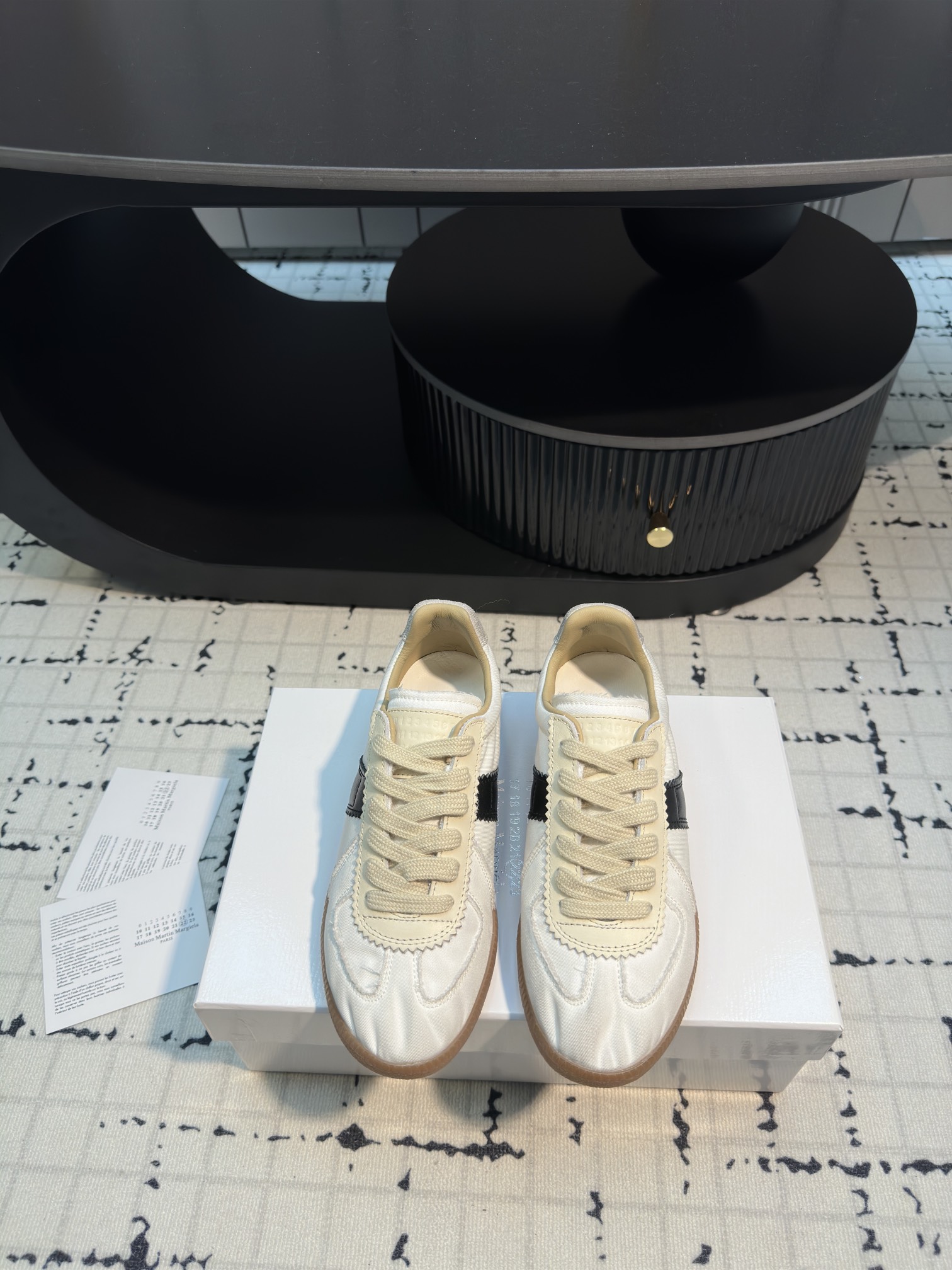 NO:252529,Magira's classic men and women's couples' classic men and women's men and women's men and women's most comfortable and comfortable shoes. Magira's most comfortable and breathable shoes are very high-end. The feet are very light and comfortable. The most important thing is not to wear them. It's not picky about how you like them. It's super durable and textured. It's very OK when commuting and shopping. Women's 34/40 (34.40 custom-made, no return or exchange) Men's 39/46 (39.45.46 custom-made, no return or exchange), casual shoes/sports shoes, masion margiela, sneakers19860909马吉拉男女情侣款经典德训鞋 马吉拉最最舒服的德训鞋～复古感满满～随便穿搭就可以很高级～上脚非常轻便～超级舒服透气～最重要不累脚~不磨脚～日常出行～不挑任何场合喜欢怎么穿就怎么穿～超级耐看～有质感～通勤逛街都非常ok 女款34/40（34.40定做不退不换） 男款39/46（39.45.46定做不退不换）,休闲鞋/运动鞋,masion margiela,sneakers,Women's Shoes