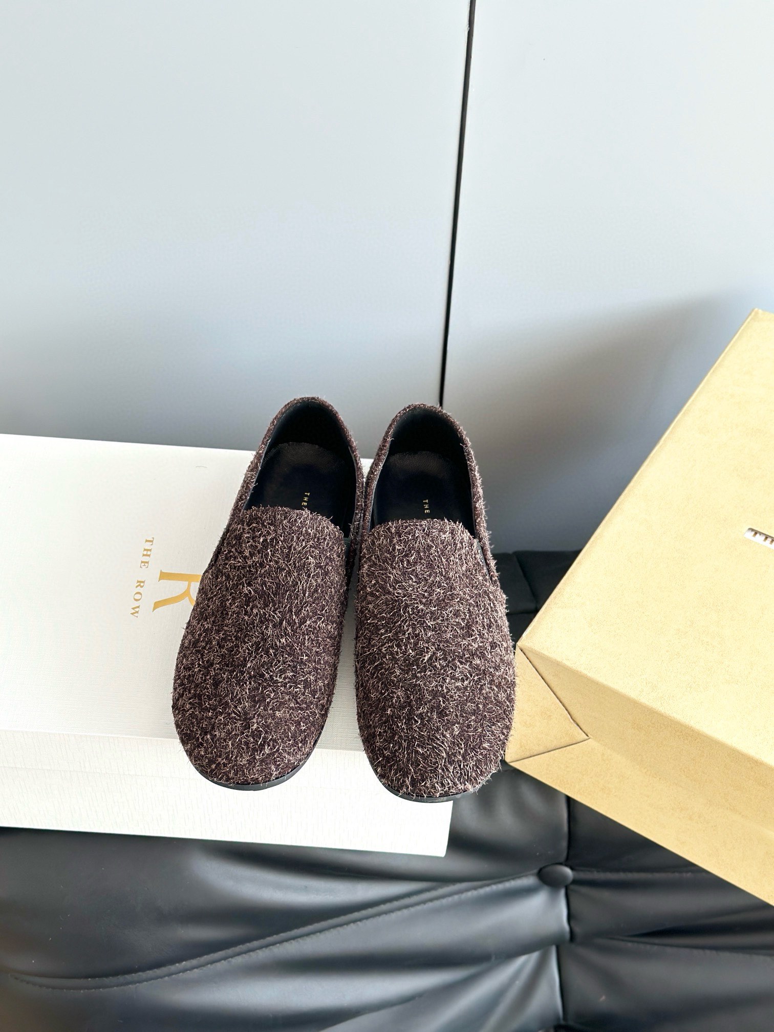 NO:165285,The row's new soft-soled loafers are very good to wear, a must-have for simple fashion experts. The hottest thing for Ins bloggers. It's not very eye-catching at first sight, but the more you look, the better it looks. The more you go, the easier it is to wear, the upper is made of pure horsehair/suede, fashionable and gentle!  The inner part is still soft, and the overall shoes are so comfortable that they are just one word!  It's a whole casual style, the shoes are loose in style, and they are very plastic!  Very friendly to all foot types. The upper is imported horsehair/suede. High-quality sheepskin inside. Original open molded rubber outsole. Size 35/40 (40 custom made without return or replacement), loafers, loafers, sheepskin, chamois leather19860909The row新款软底乐福鞋单鞋 特别好穿搭,简约时尚达人必备款 Ins博主的香饽饽 第一眼看到不太起眼但是越看越好看 越穿越好穿,鞋面是纯马毛/麂皮做出的毛刘感,时尚又温柔！内里依旧采用柔软羊里垫脚,整体鞋子就是一个字“软”舒服！就是一整个休闲风格,鞋子宽松版型,可塑性非常强！对待所有脚型非常友好 鞋面采用进口马毛/麂皮 内里优质羊皮 原版开模橡胶大底 码数35/40（40定做不退不换）,乐福鞋,loafers,sheepskin,chamois leather,Women's Shoes