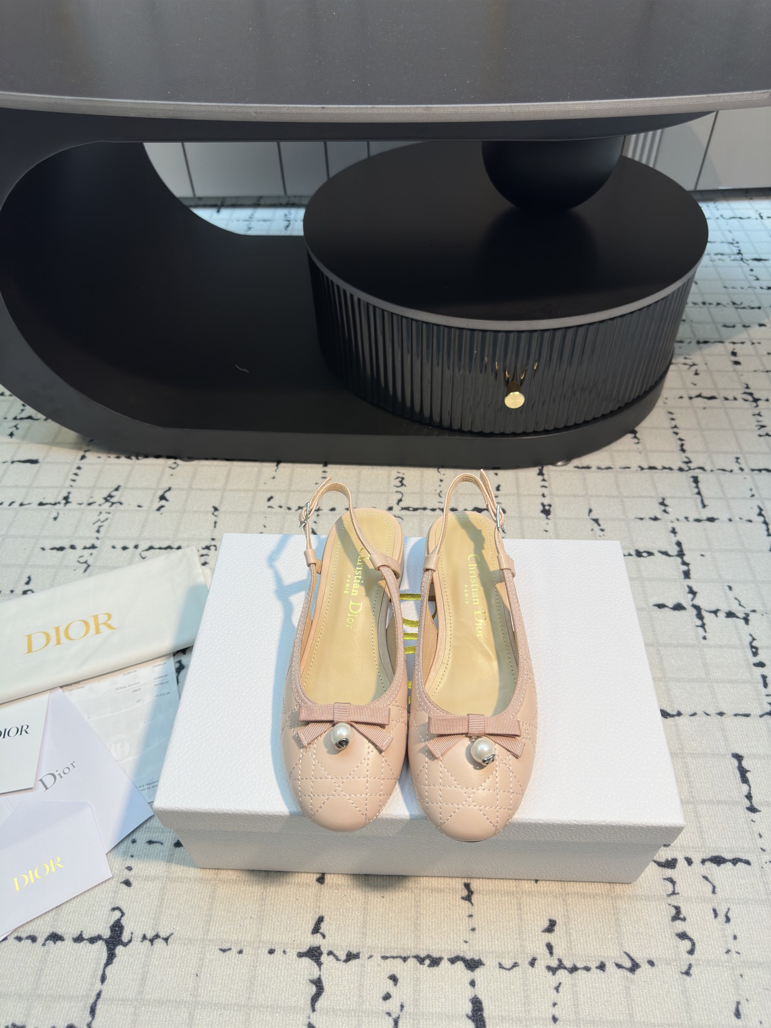 NO:165274,This Dior Ballet heels are a new product in the early spring ready-to-wear series of 2025. The design is elegantly crafted from black quilted cowhide leather and other materials, displaying rattan plaid patterns. The front is decorated with exquisite grosgrain bows, embellished with white CD logo resin beads inspired by classic Dior Tribales earrings, which are unique. Paired with adjustable lace-up straps and 3 cm heels, add the finishing touch to the elegant look. * Cowhide leather with cowhide leather * Adjustable lace-up straps with buckle * Grosgrain bows on the front * Decorative CD resin beads * Padded cowhide leather insole * Leather sole is decorated with Christian Dior's lucky star symbol *  Size 35/41 (40.41 custom made without return or replacement), sandals, balenciaga, dior, sandals, high heels, earrings, cowhide19860909这款 Dior Ballet 露跟高跟鞋是2025早春成衣系列新品,设计高雅精致.采用黑色绗缝牛皮革等材质精心制作,展示藤格纹图案,正面饰以精美的罗缎蝴蝶结,点缀以灵感源自经典 Dior Tribales 耳环的白色 CD 标志树脂珠饰,别具一格.搭配可调节系带和 3 厘米鞋跟,为优雅的造型增添点睛之笔. * 帮面材质牛皮革 * 可调节系带,搭配搭扣 * 正面饰以罗缎蝴蝶结 * 装饰性 CD 树脂珠饰 * 加垫牛皮革内底 * 皮革鞋底饰以 Christian Dior 的幸运星符号 * 码数35/41（40.41定做不退不换）,凉鞋,balenciaga,dior,sandals,high heels,earrings,cowhide,Women's Shoes