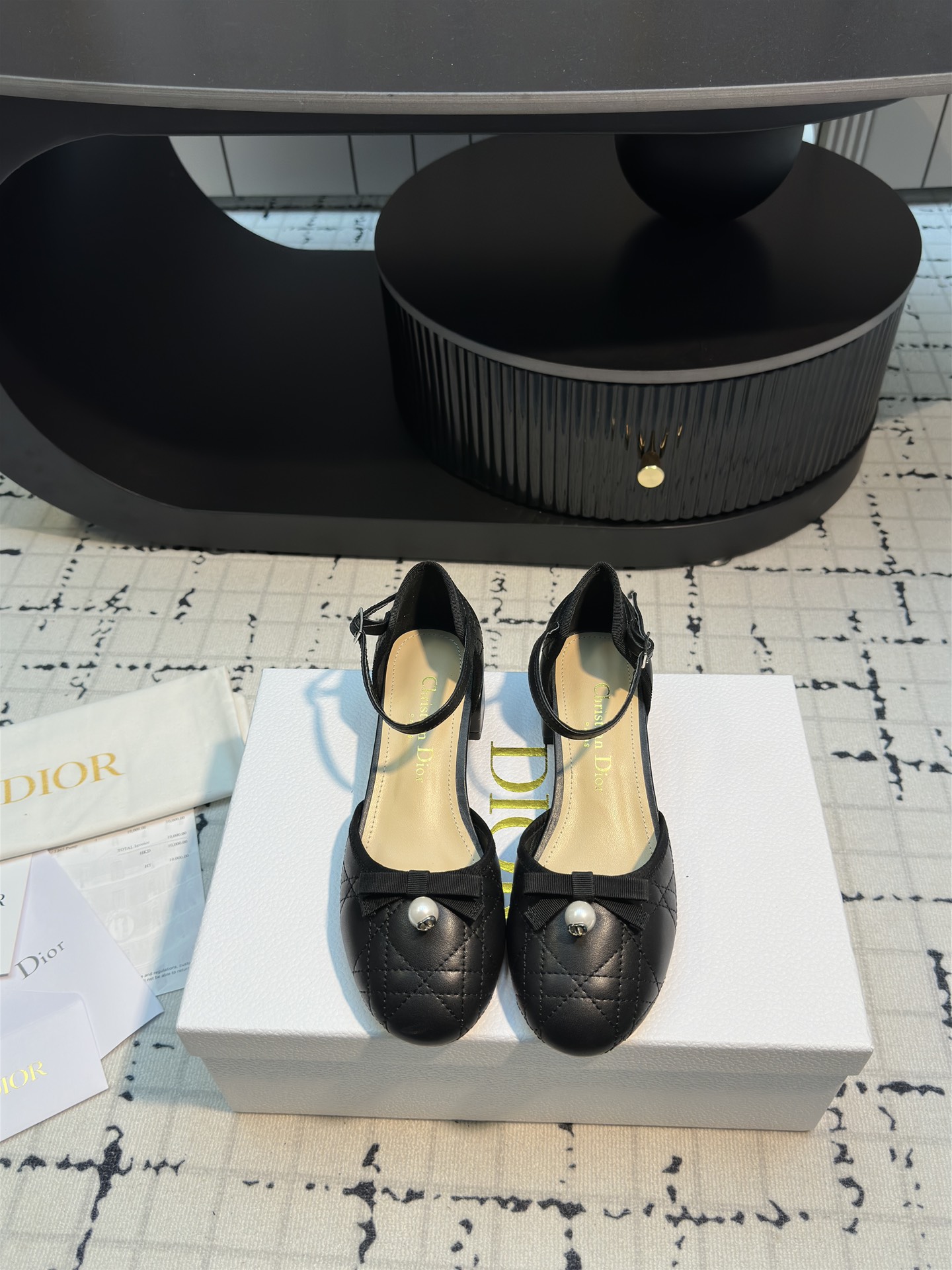 NO:165277,This Dior Ballet heels are a new product in the early spring ready-to-wear series of 2025. The design is elegantly crafted from black quilted cowhide leather and other materials, displaying rattan plaid patterns. The front is decorated with exquisite grosgrain bows, embellished with white CD logo resin beads inspired by classic Dior Tribales earrings, which are unique. Paired with adjustable lace-up straps and 3 cm heels, add the finishing touch to the elegant look. * Cowhide leather with cowhide leather * Adjustable lace-up straps with buckle * Grosgrain bows on the front * Decorative CD resin beads * Padded cowhide leather insole * Leather sole is decorated with Christian Dior's lucky star symbol *  Size 35/41 (40.41 custom made without return or replacement), sandals, balenciaga, dior, sandals, high heels, earrings, cowhide19860909这款 Dior Ballet 露跟高跟鞋是2025早春成衣系列新品,设计高雅精致.采用黑色绗缝牛皮革等材质精心制作,展示藤格纹图案,正面饰以精美的罗缎蝴蝶结,点缀以灵感源自经典 Dior Tribales 耳环的白色 CD 标志树脂珠饰,别具一格.搭配可调节系带和 3 厘米鞋跟,为优雅的造型增添点睛之笔. * 帮面材质牛皮革 * 可调节系带,搭配搭扣 * 正面饰以罗缎蝴蝶结 * 装饰性 CD 树脂珠饰 * 加垫牛皮革内底 * 皮革鞋底饰以 Christian Dior 的幸运星符号 * 码数35/41（40.41定做不退不换）,凉鞋,balenciaga,dior,sandals,high heels,earrings,cowhide,Women's Shoes