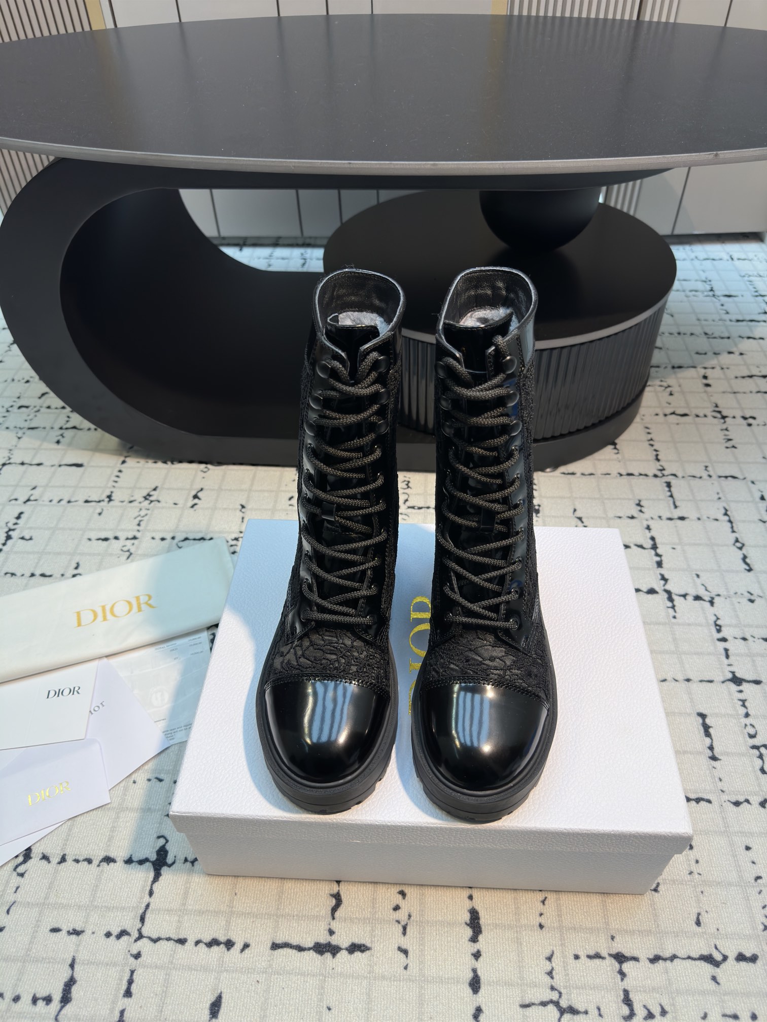 NO:614631,Dior | Dior 25 new autumn and winter products, top version, the counter focuses on the new D-Unit technology surface and naked boots, new hard goods, purchasing agent level!  Full of high-end feel!  A popular model among bloggers at home and abroad, it’s retro and fashionable, and your feet look stunning!  The official website’s main recommendation★ Upper original imported cow patent leather Lining: imported sheepskin lining/real wool lining Original open-molded TPU anti-slip outsole Heel height: 4.5cm Shoe size: 35/40 (40 custom made, non-returnable and non-exchangeable) Leather lining Wool lining, boots, dior, dior, boots, sheepskin19860909Dior | 迪奥 25 秋冬新品 顶级版本 专柜主打新款D-Unit科技面及裸靴 硬货上新 代购级别！高级感十足！国内外博主刷爆的一款,复古又时髦 上脚美炸了！官网主推款★ 鞋面原版进口牛漆皮 内里: 进口羊皮里/真羊毛里 大底原版开模TPU防滑大底 跟高: 4.5cm 鞋码: 35/40（40定做不退不换） 皮里 羊毛里,靴子,dior,dior,boots,sheepskin,Women's Shoes