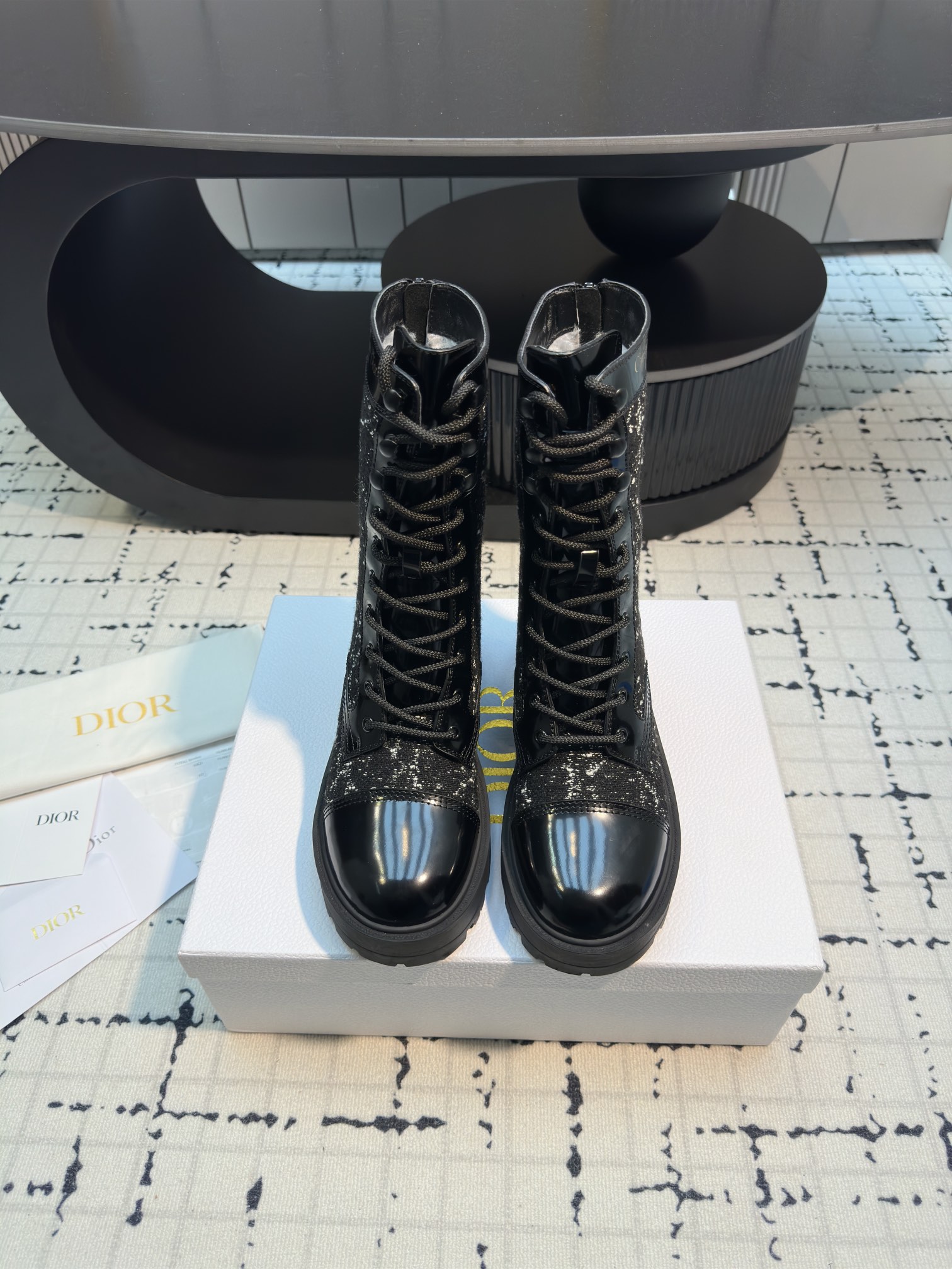 NO:614636,Dior | Dior 25 new autumn and winter products, top version, the counter features the new D-Unit cannage pattern tweed and naked boots, new hard goods, purchasing agent level!  Full of high-end feel!  A popular model among bloggers at home and abroad, it’s retro and fashionable, and your feet look stunning!  The official website’s main recommendation★ Upper original imported cow patent leather/calf leather Lining: imported sheepskin lining/genuine wool lining Original open-molded TPU non-slip outsole Heel height: 4.5cm Size 35/40 (40 custom made, non-refundable) Leather lining Wool lining, boots, dior, dior, boots, cowhide, sheepskin19860909Dior | 迪奥 25 秋冬新品 顶级版本 专柜主打新款D-Unit藤格纹粗花呢及裸靴 硬货上新 代购级别！高级感十足！国内外博主刷爆的一款,复古又时髦 上脚美炸了！官网主推款★ 鞋面原版进口牛漆皮/小牛皮 内里: 进口羊皮里/真羊毛里 大底原版开模TPU防滑大底 跟高: 4.5cm 码数35/40（40定做不退不换） 皮里 羊毛里,靴子,dior,dior,boots,cowhide,sheepskin,Women's Shoes